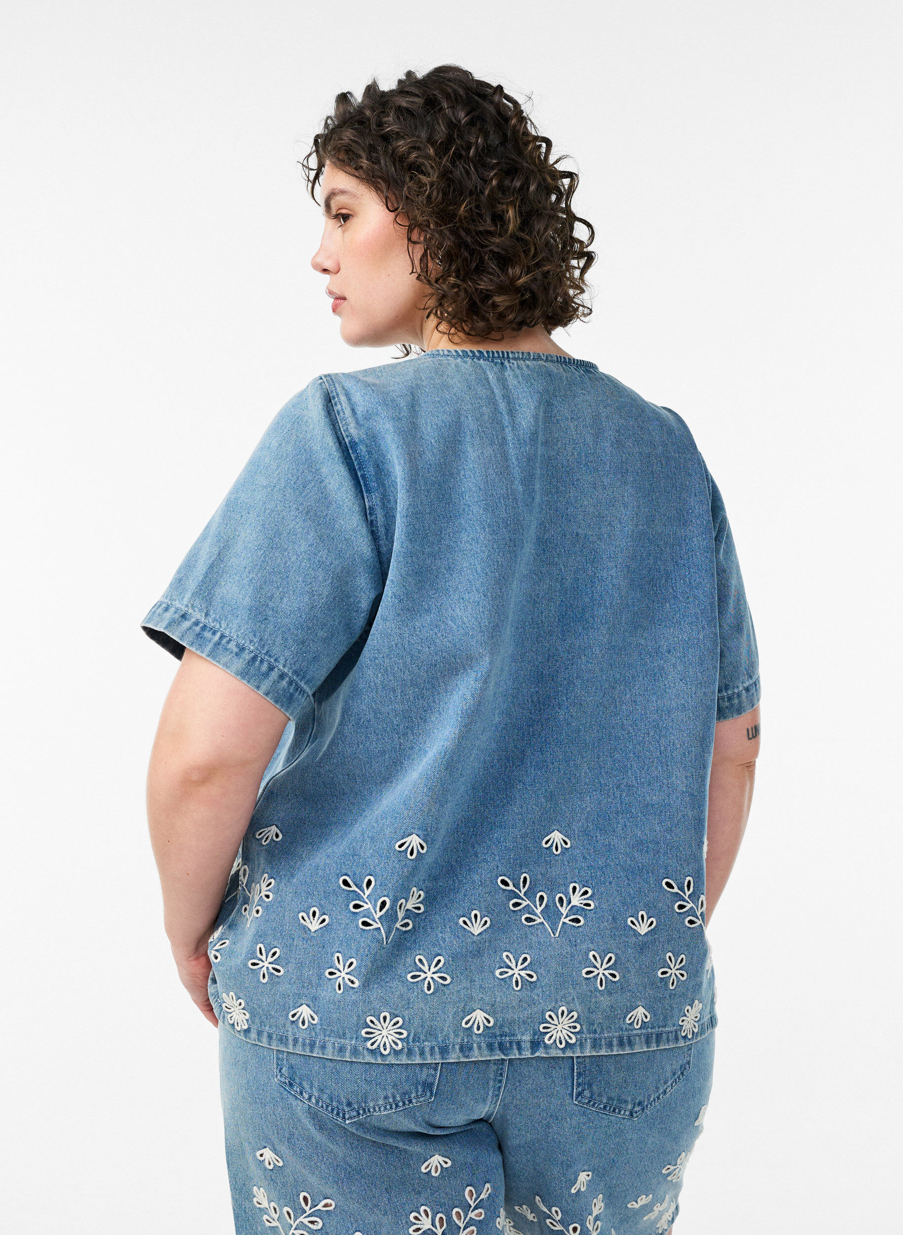 ZizziKortermet denimbluse med broderie anglaise, Bl&aring;, Model image number 2
