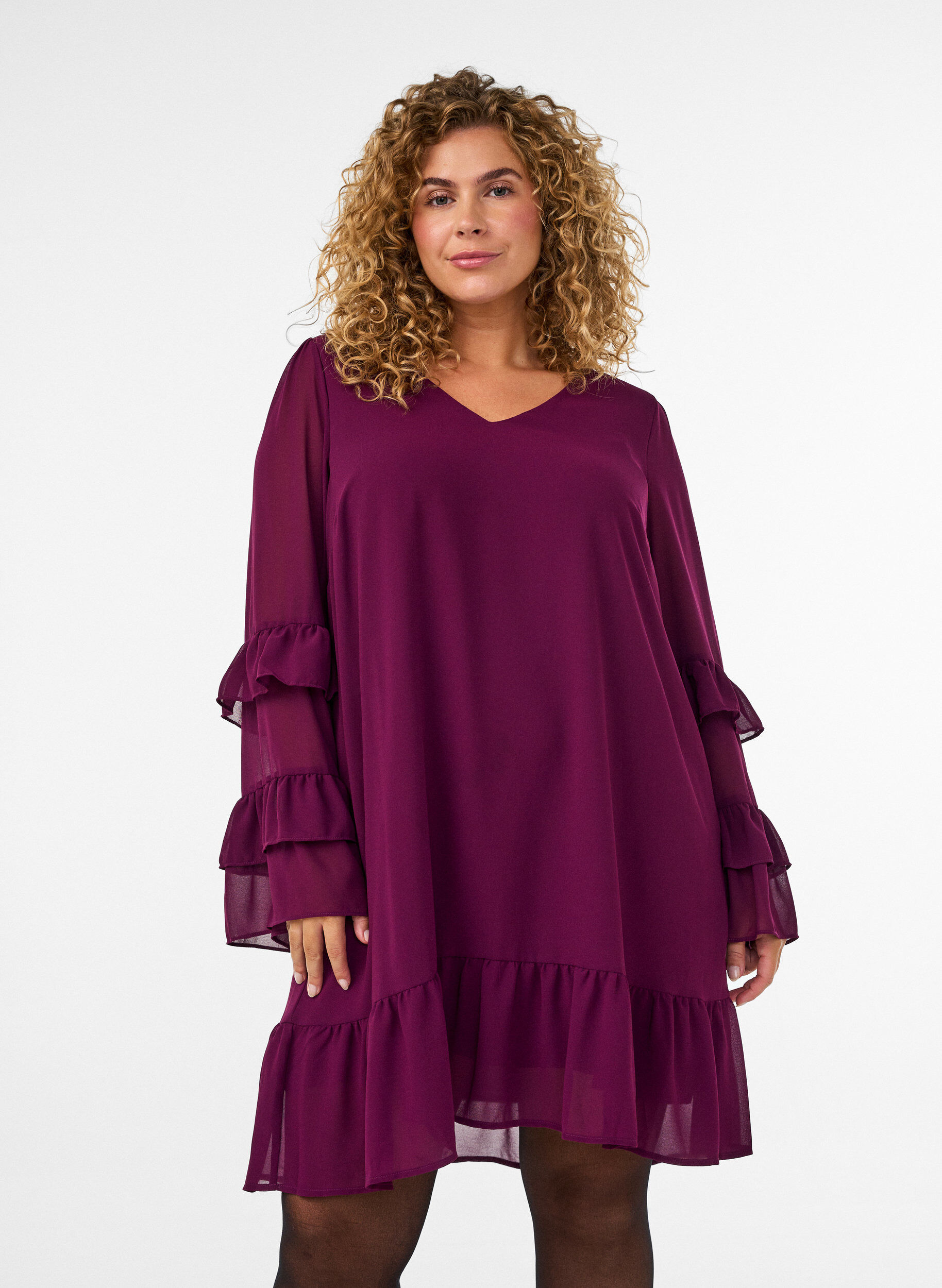 Kort kjole med gjennomsiktige volangermer, Lilla, Model