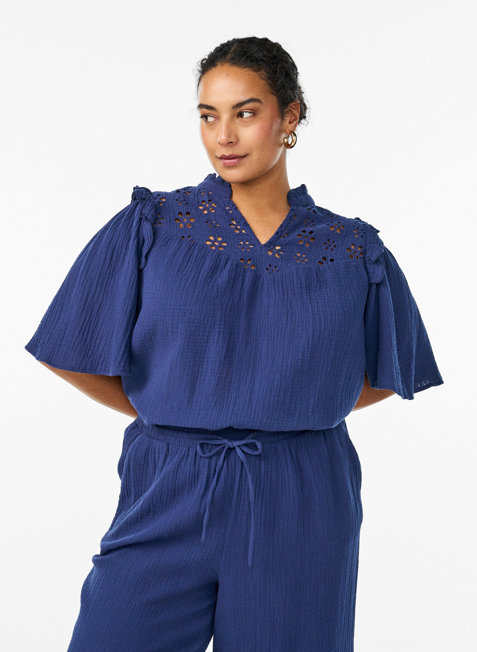 Bluse i bomullsmusselin med broderie anglaise og 1/2 ermer, Bl&aring;, Model