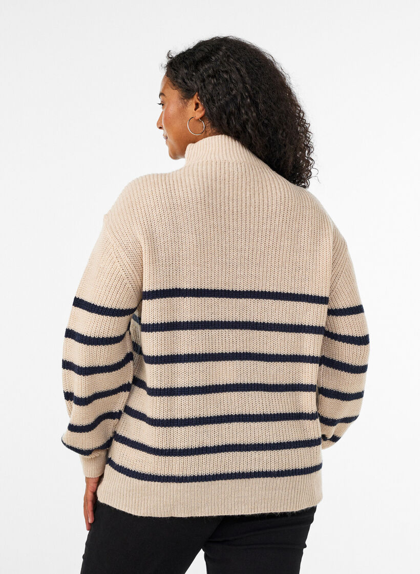 Strikket genser med h&oslash;y hals og glidel&aring;s, Vanilje, Model image number 2