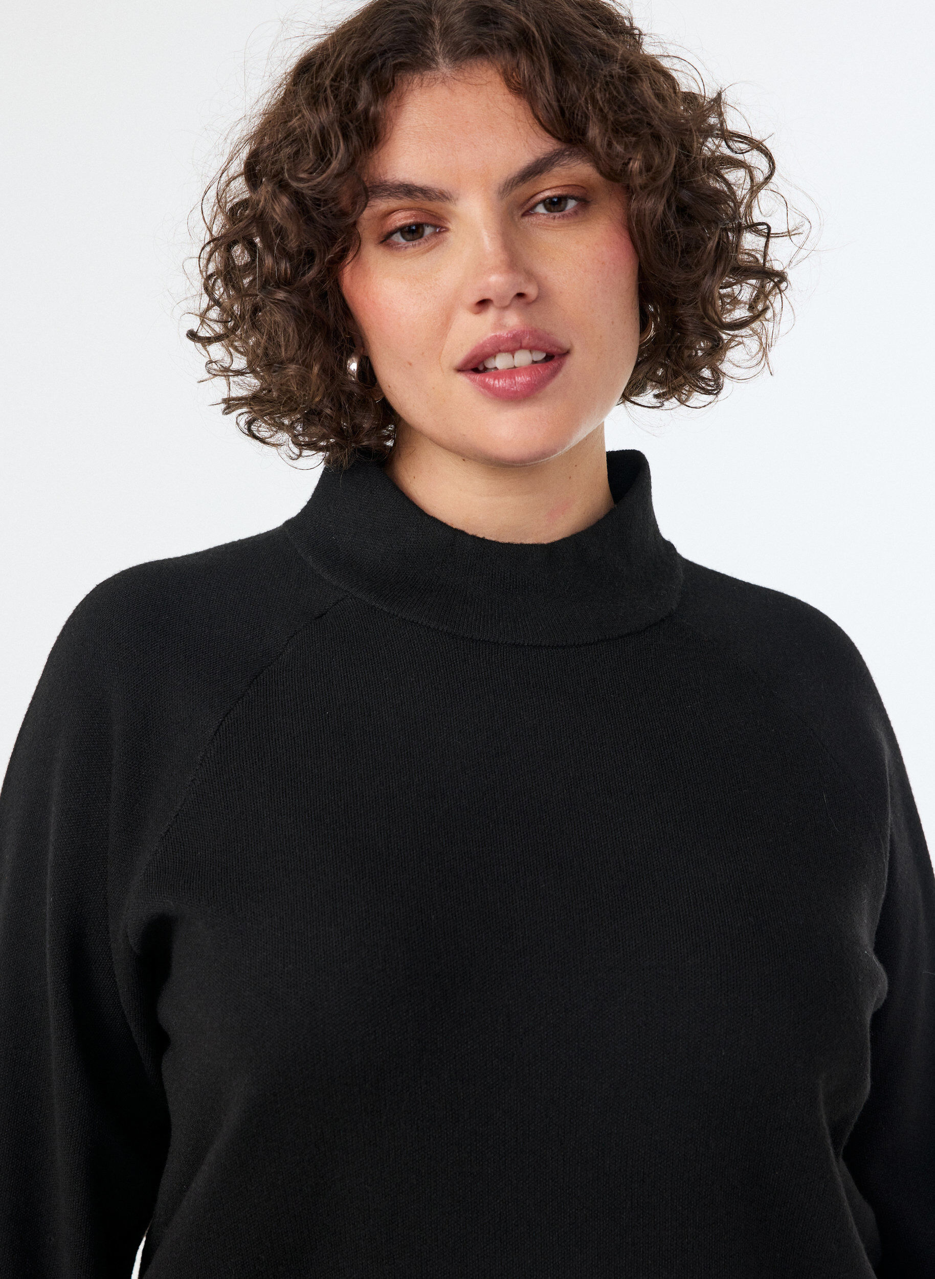 ZizziStrikkebluse i viskoseblanding med rullehals, Svart, Model image number 3