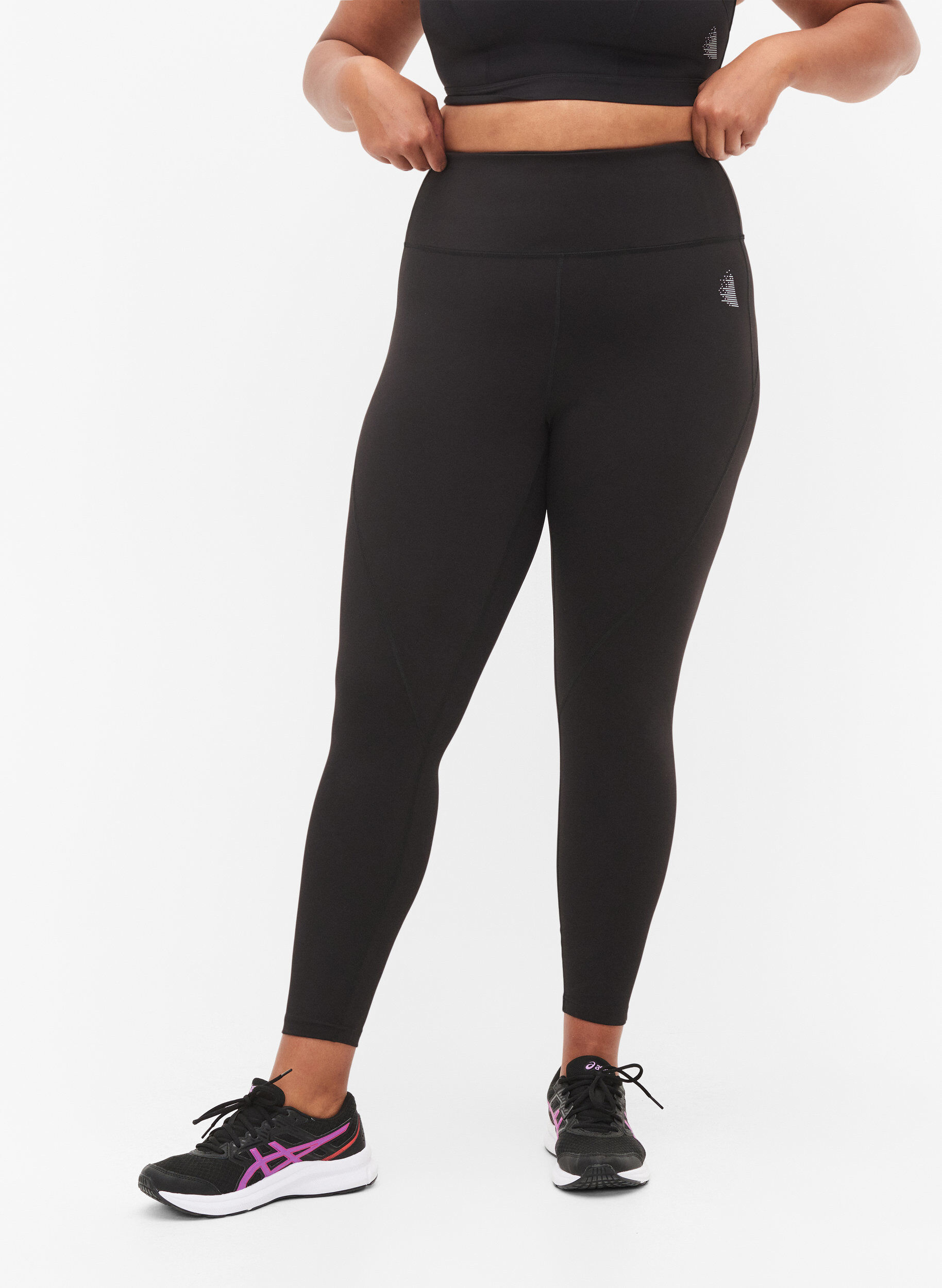 Zizzi CORE, V-SHAPE DEFINE TIGHTS - Cropped treningstights med V-form bak, Black, Model image number 0