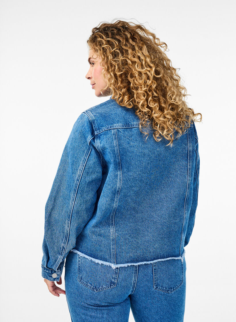 Denimjakke med rhinesteiner og en rå fold, Blue Denim, Model