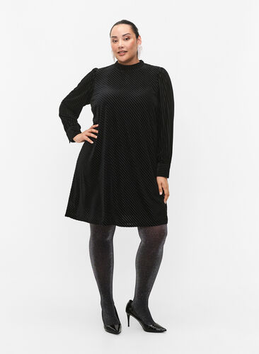 Strukturmønstret kjole i velur, Black, Model image number 3