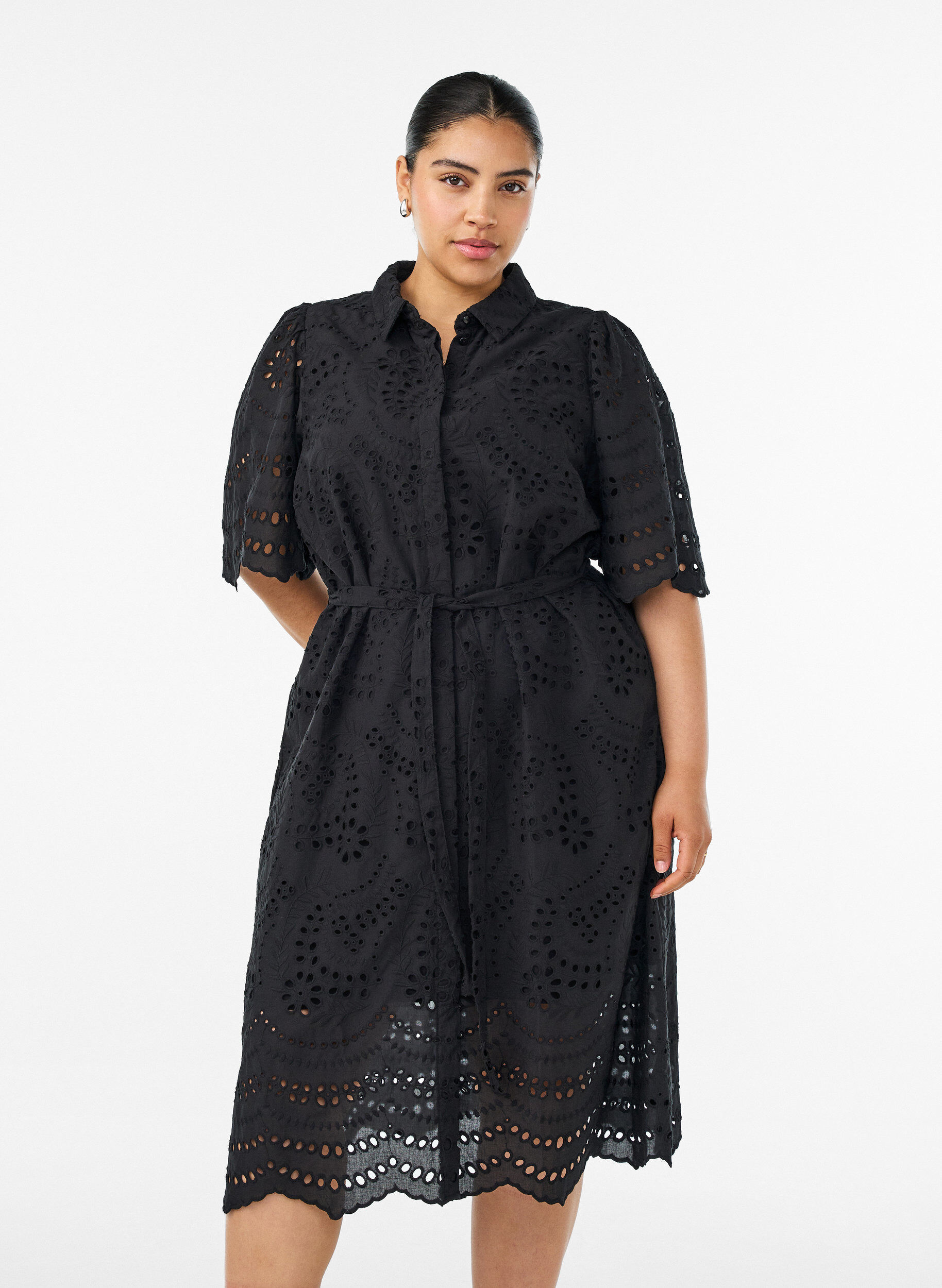 Skjortekjole i broderie anglaise med knytebelte, Svart, Model