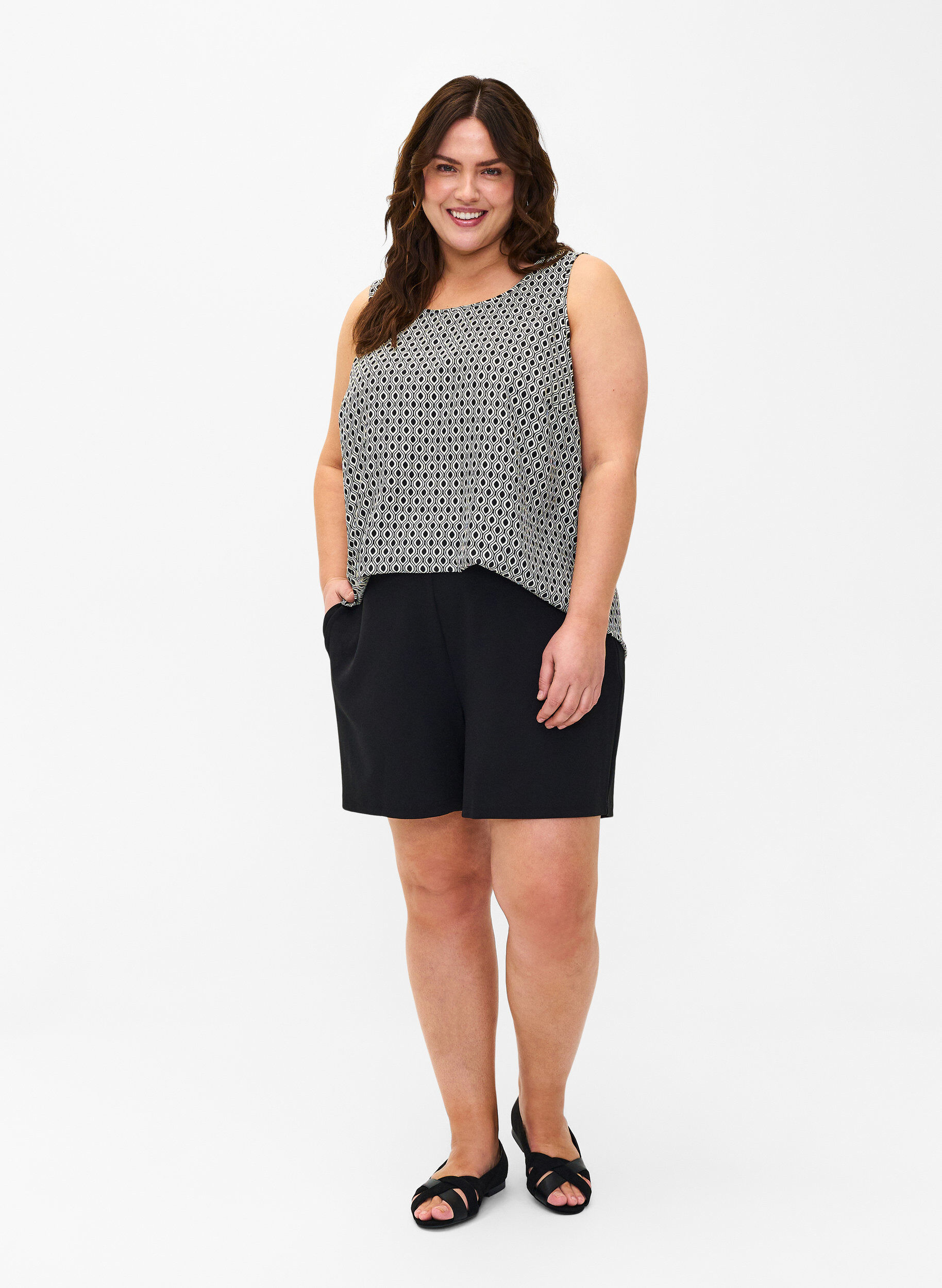 Zizzi FLASH - L&oslash;stsittende shorts med lommer, Svart, Model image number 1