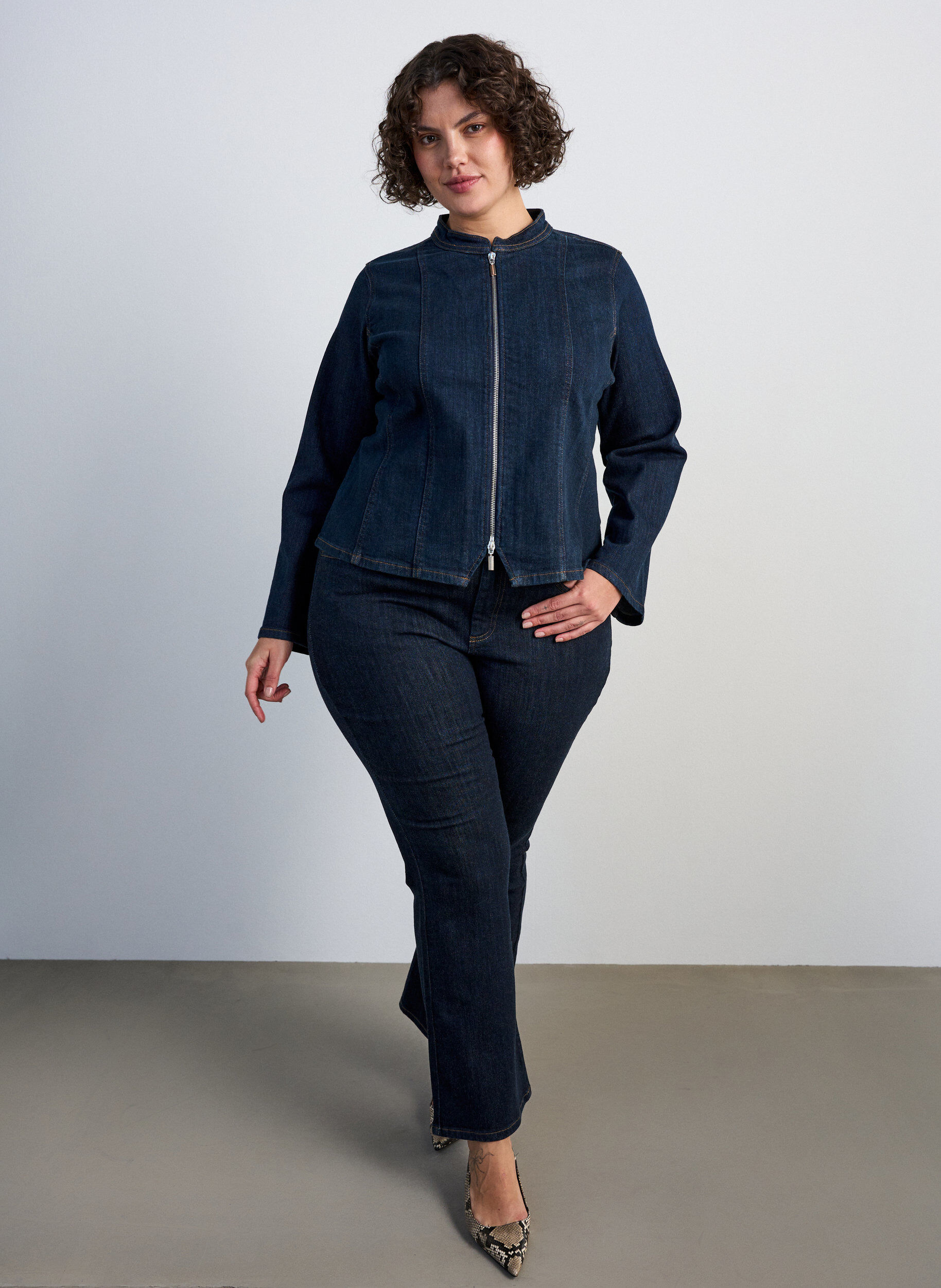ZizziFigurn&aelig;r denimjakke med glidel&aring;s, Bl&aring;, Model image number 1