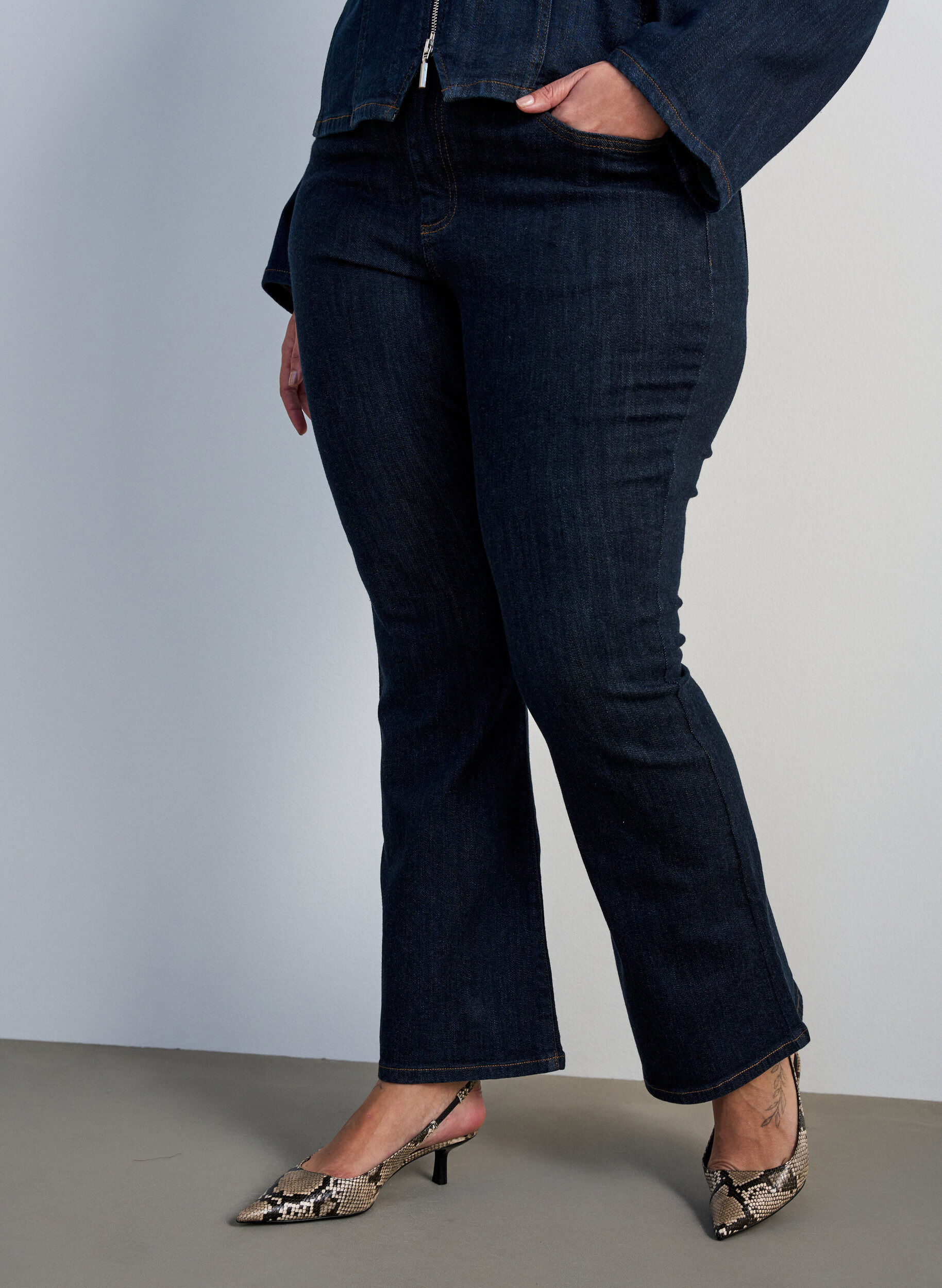 ZizziEllen bootcut-jeans med h&oslash;y midje, Bl&aring;, Model image number 2
