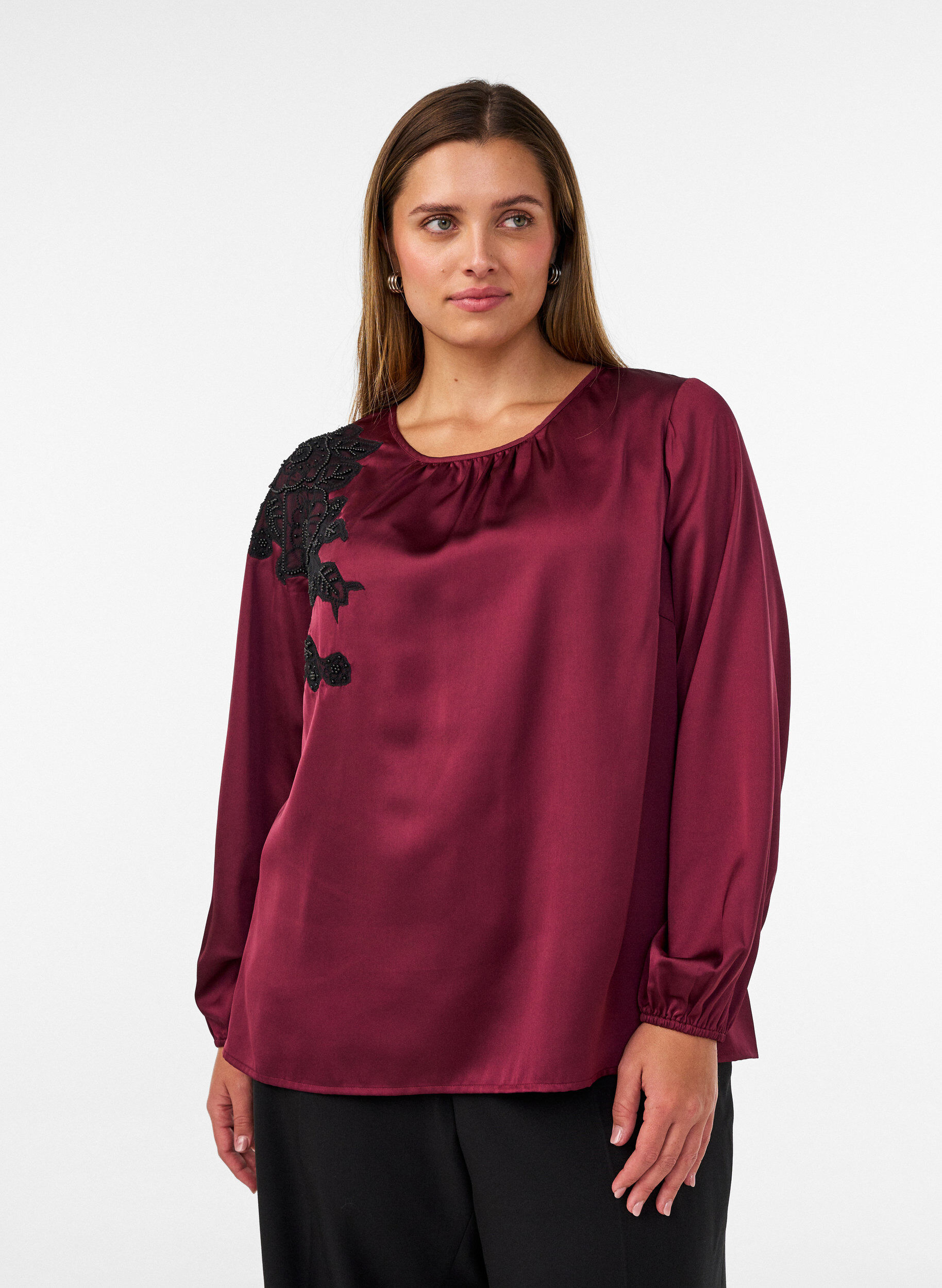 ZizziSatengbluse med blondeapplikasjon og perler, R&oslash;d, Model image number 0