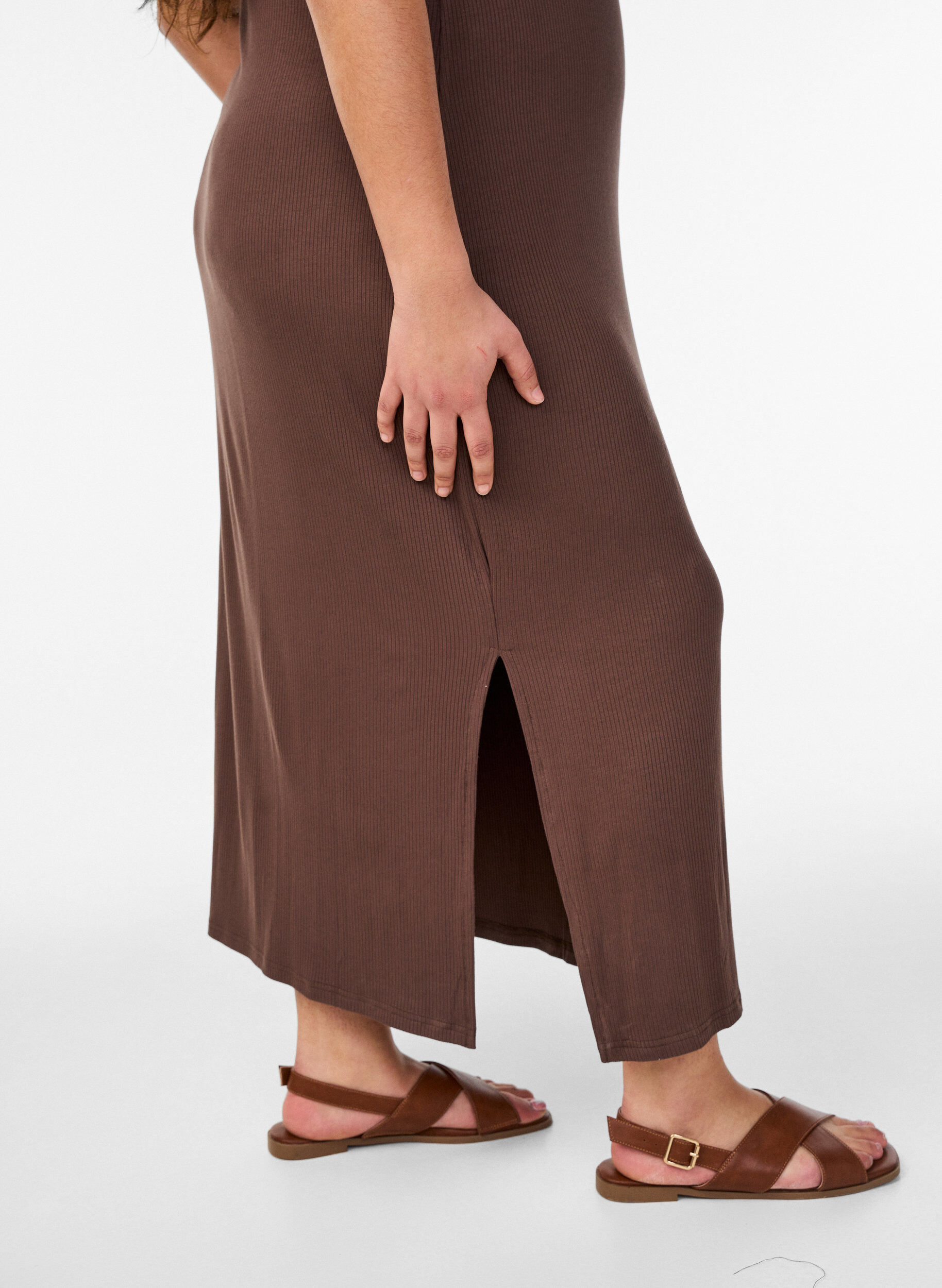 Zizzi Ermel&oslash;s ribbestrikket kjole i viskose, Brun, Model image number 2