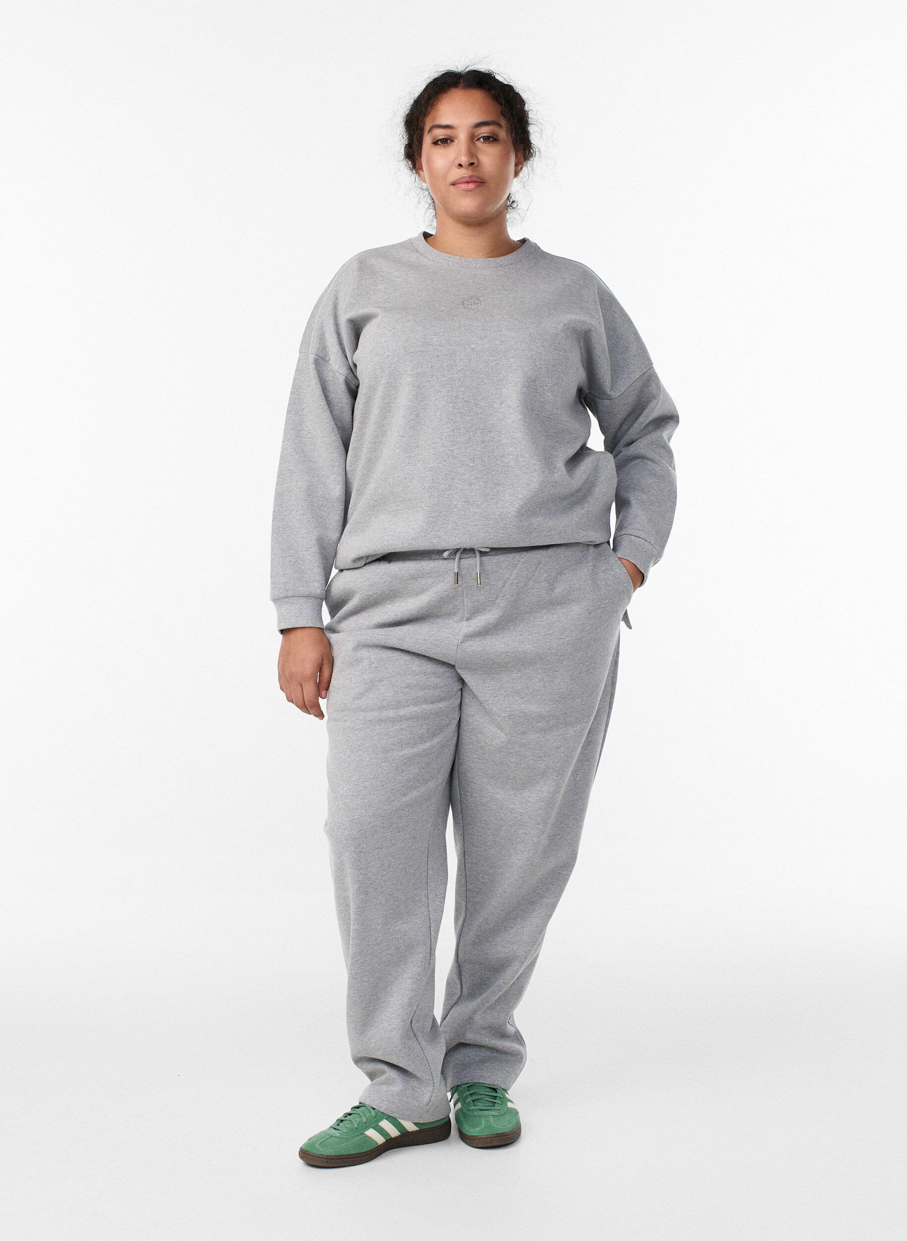 Sweatpants med h&oslash;y midje og glittertr&aring;d, Gr&aring;, Model