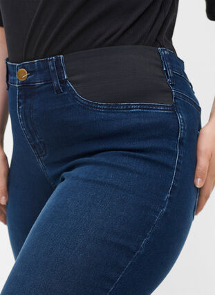 Super slim Amy jeans med strikk i livet, Dark blue denim, Model image number 2