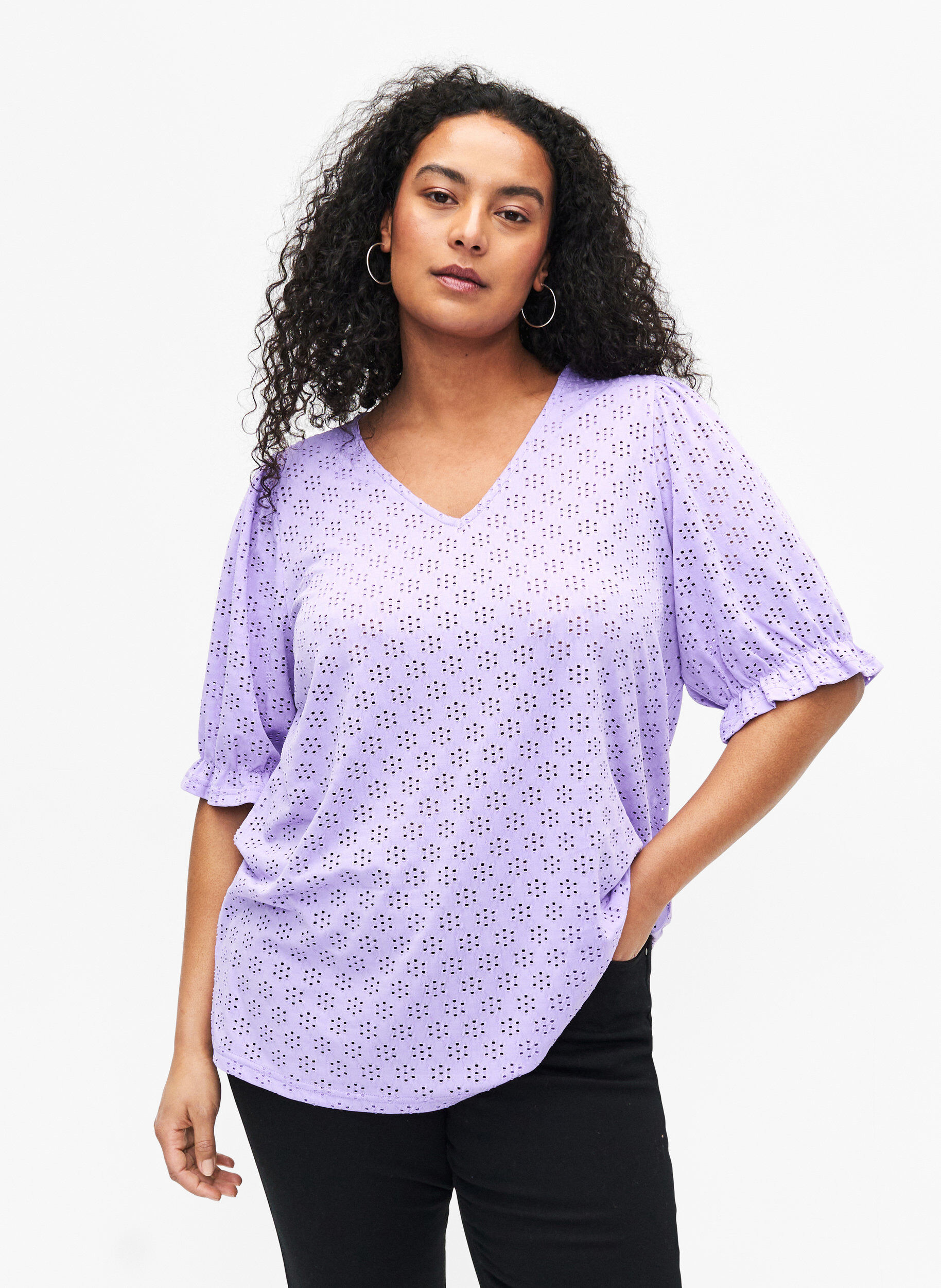 Zizzi Bluse med V-hals og hullm&oslash;nster, Viola, Model image number 0