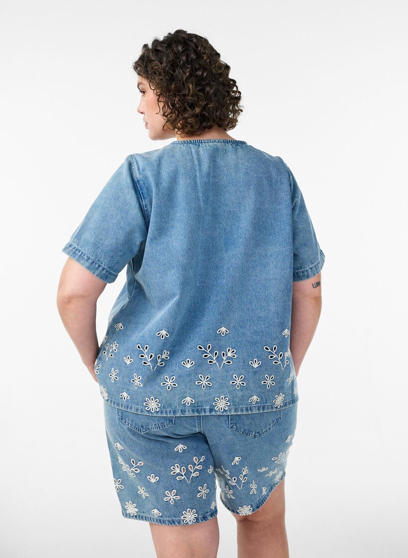 Denimshorts med broderie anglaise og h&oslash;y midje, Bl&aring;, Model image number 2
