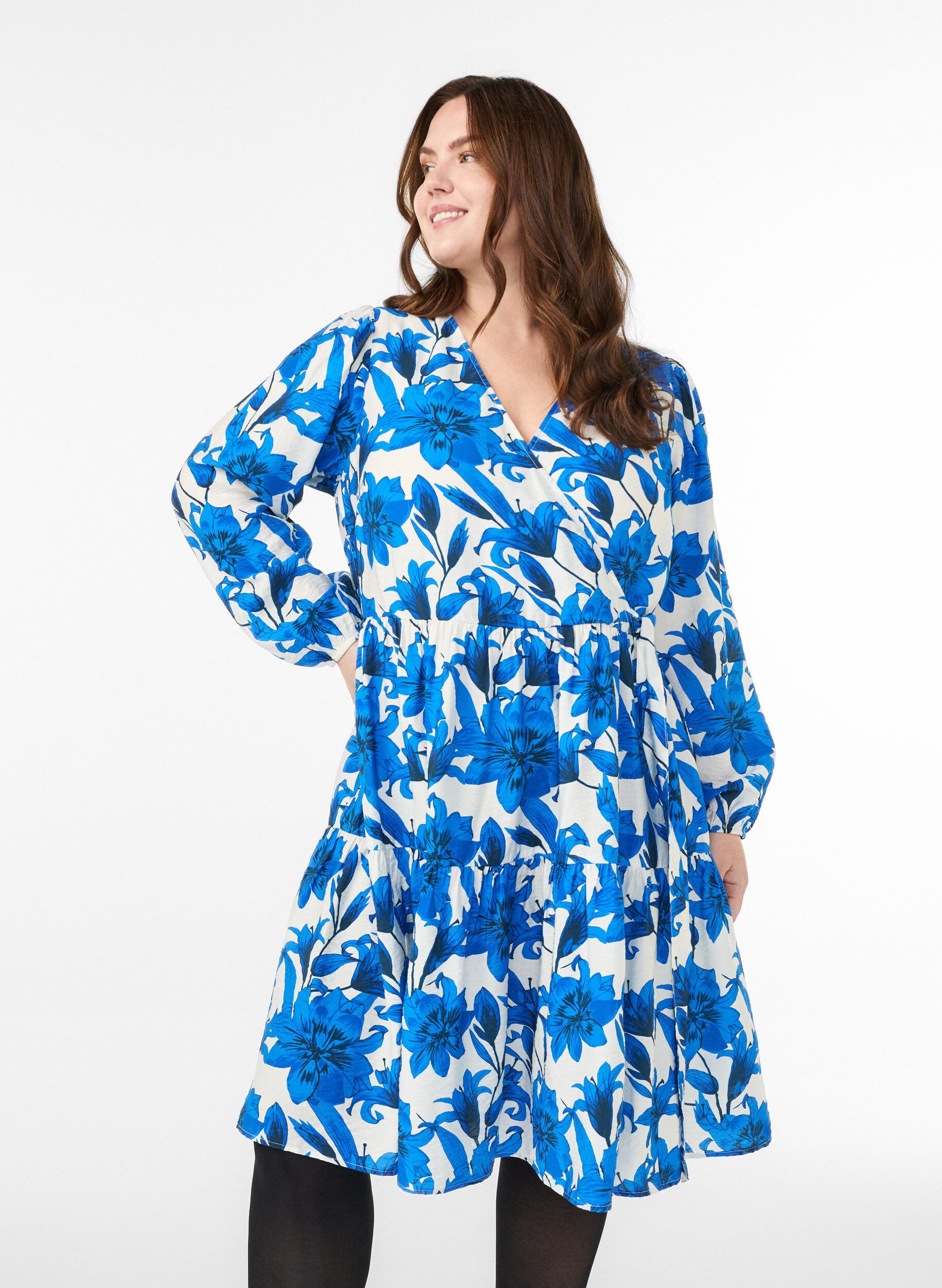 Blomstret omslagskjole med knytebelte, Vanilje, Model