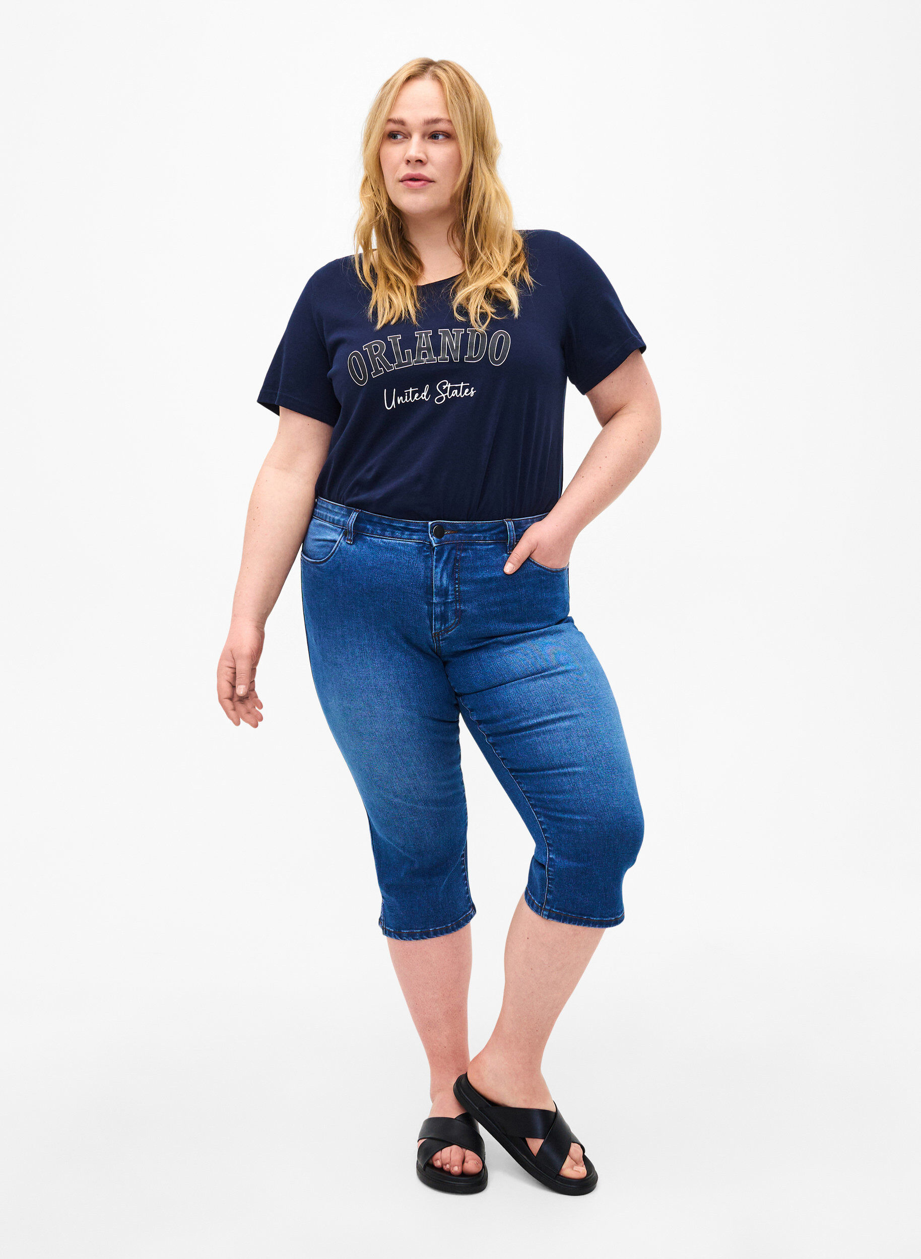 Zizzi Emily knebukser i denim med smal passform, Blue Denim, Model image number 0
