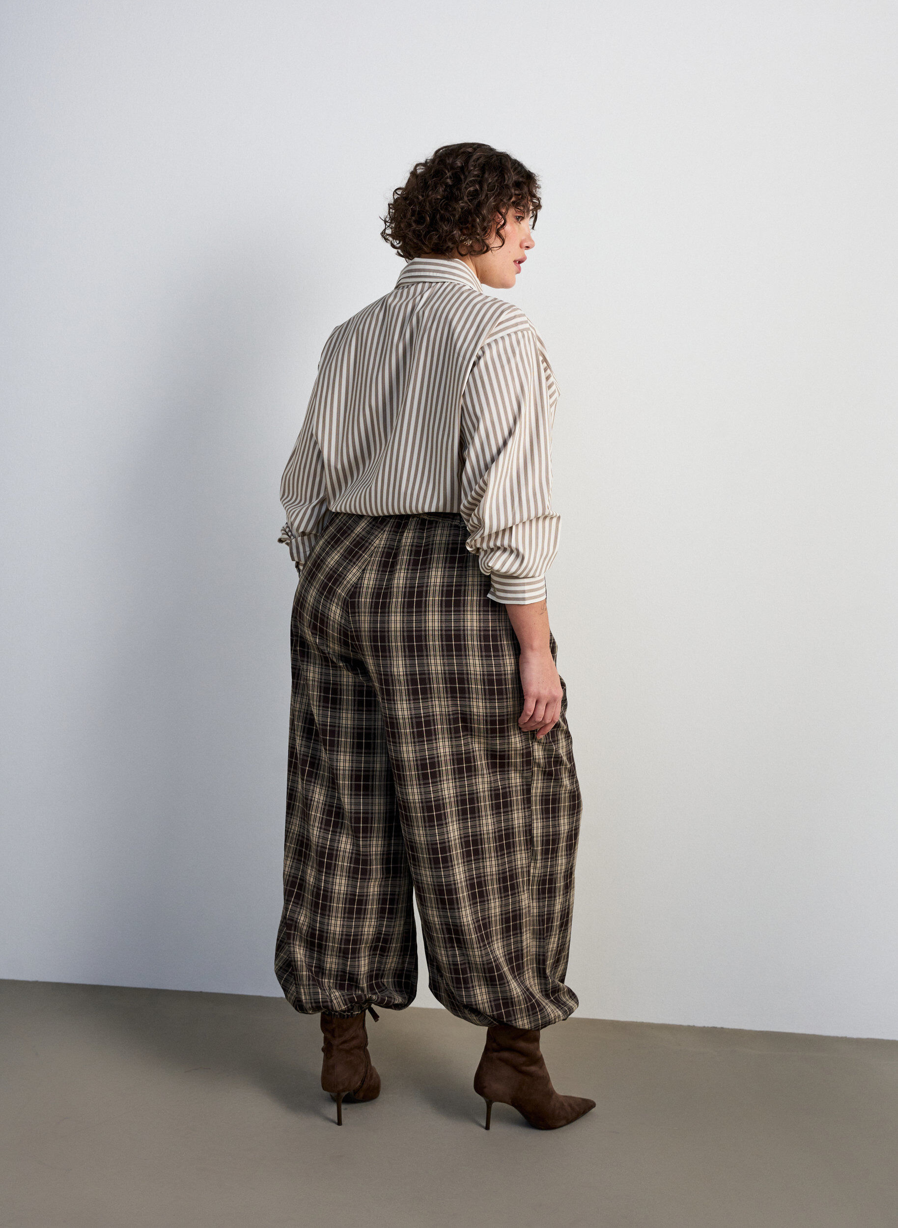 ZizziStripete skjorte med avtakbart halsskjef, Beige, Model image number 2