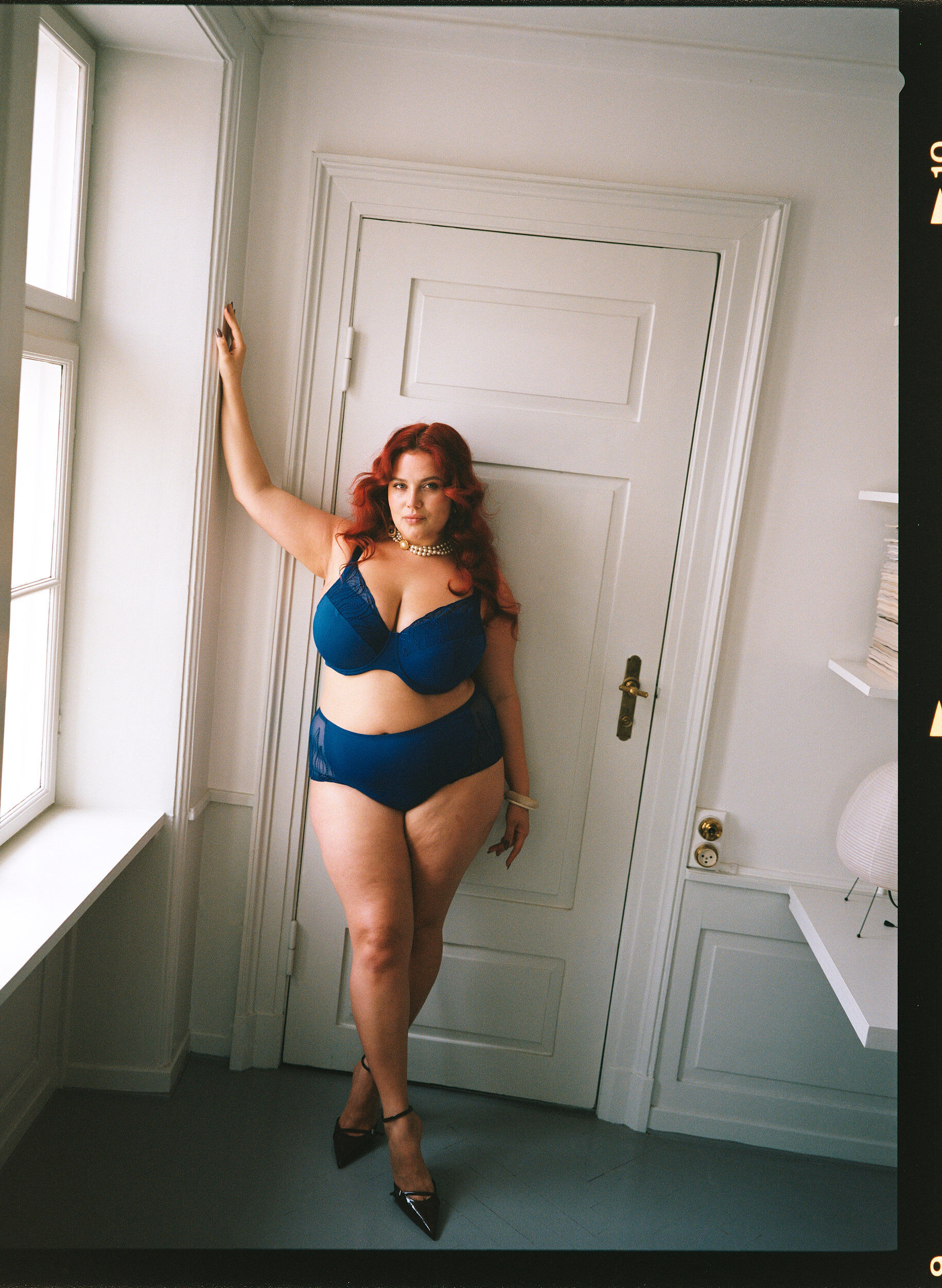 Zizzi BH med polstrede sk&aring;ler og brodert mesh, Bl&aring;, Image image number 0