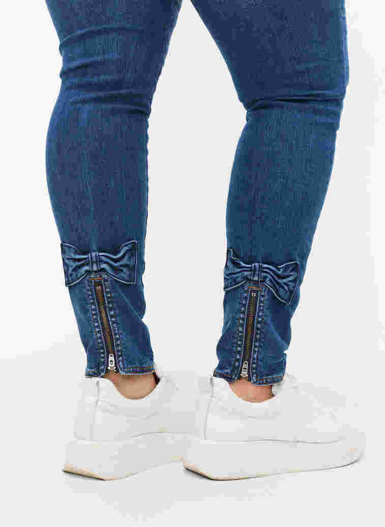 Super slim Amy jeans med sløyfe og glidelås, Dark blue, Model image number 2