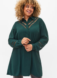 Lang skjorte med blondedetaljer, Scarab, Model