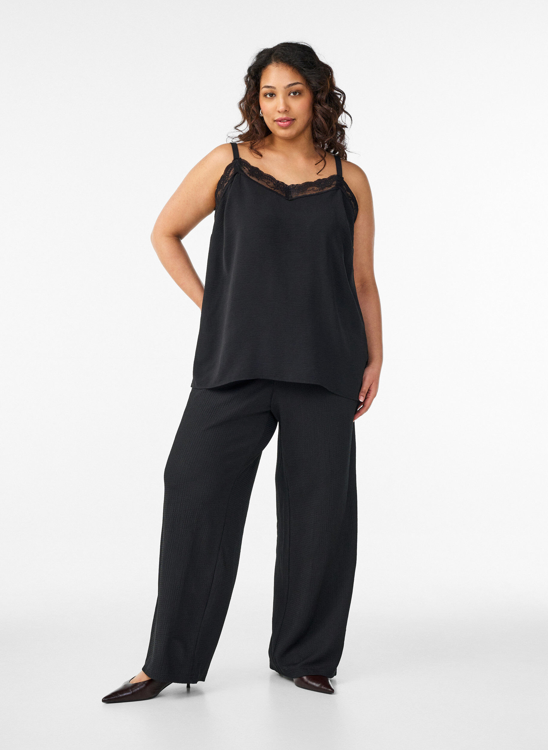 Bukser med vide ben i et lett teksturert stoff, Svart, Model