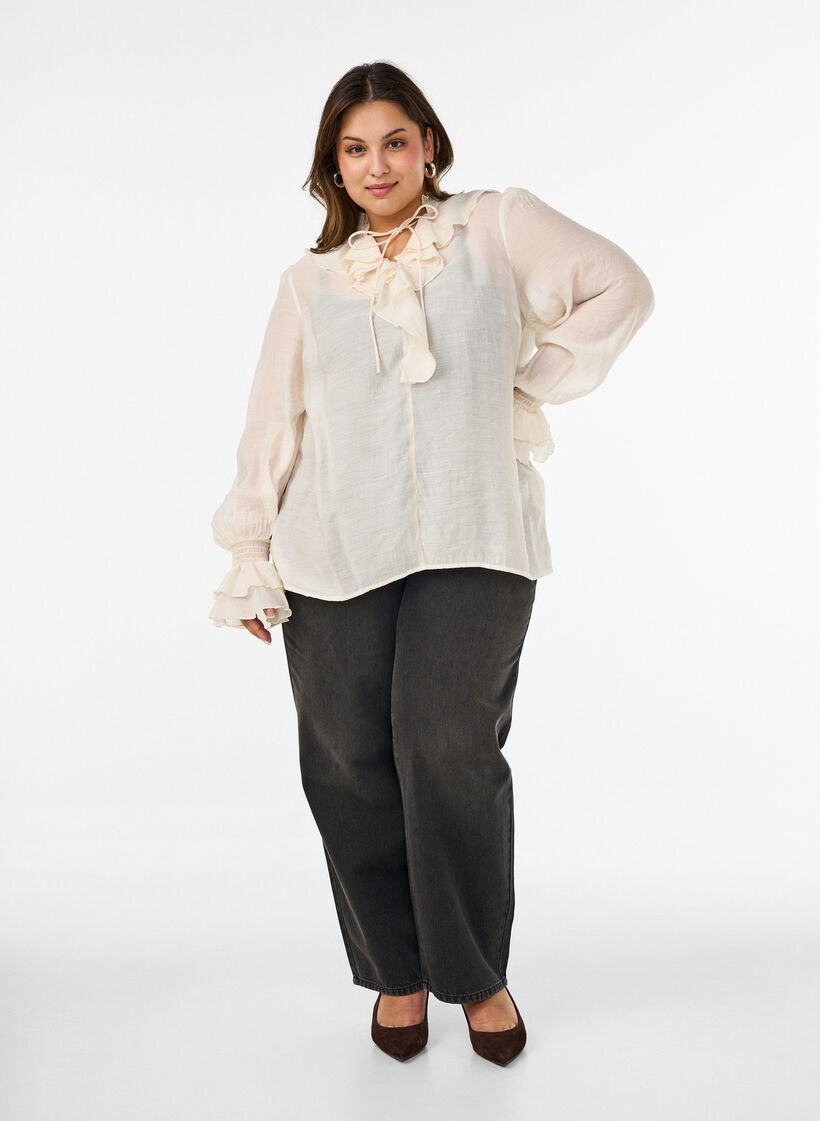 Viskosebluse med volanger og lange ermer, Vanilje, Model image number 1