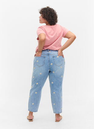 Mille mom fit jeans med blomstrete broderi, Light Blue w. Flower, Model image number 0