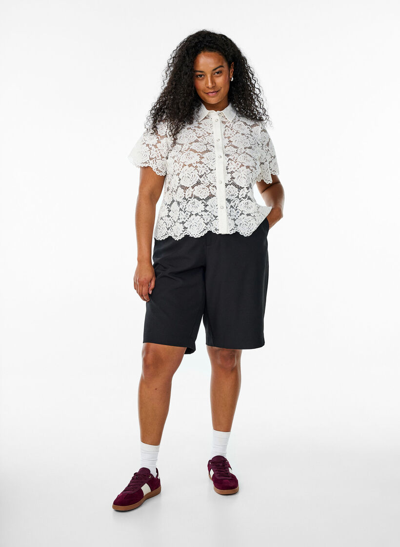 Skjortebluse i blonde med perleknapper, Vanilje, Model image number 1