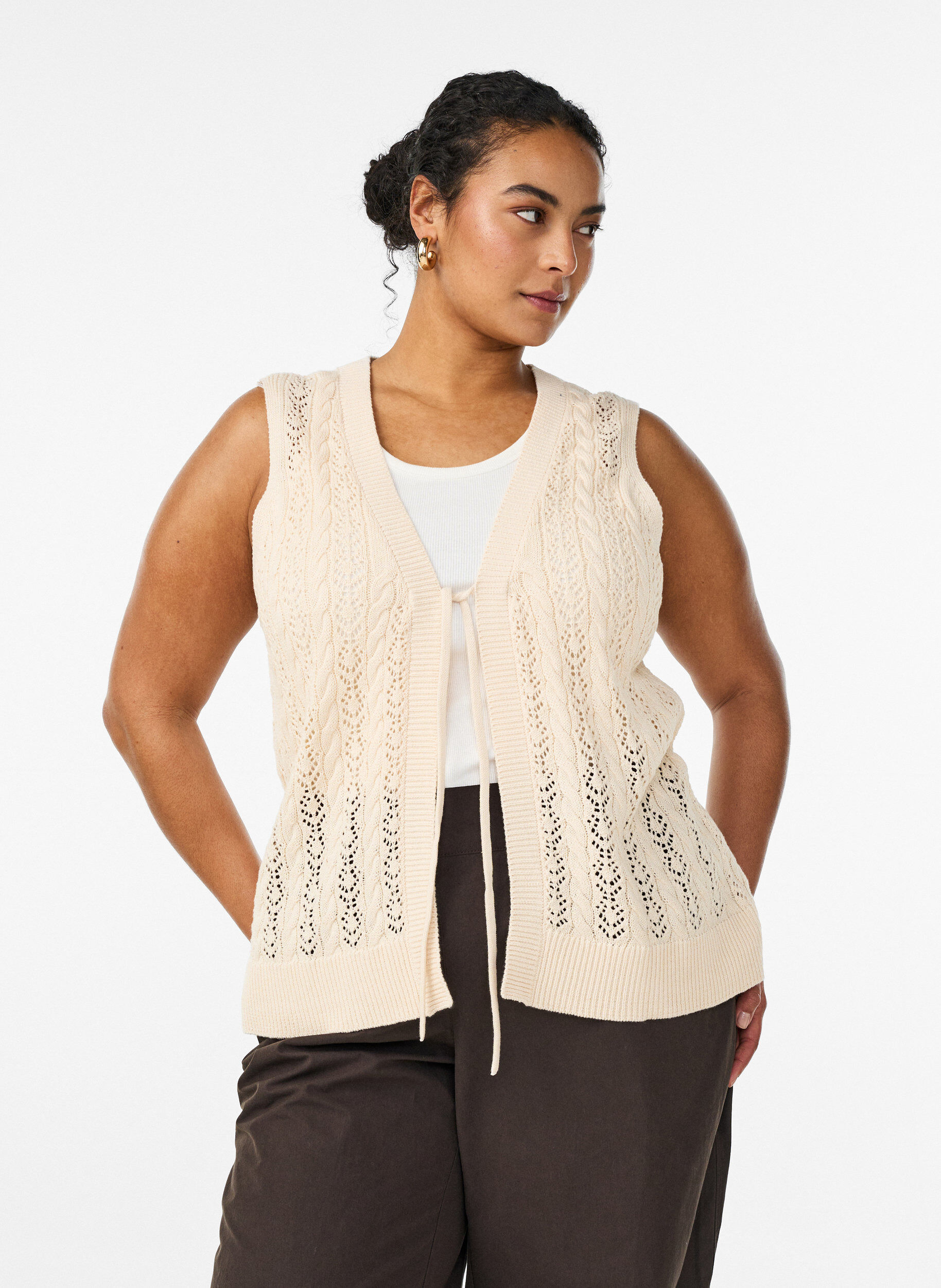 Strikket vest med hullbroderi og knyting, Beige, Model