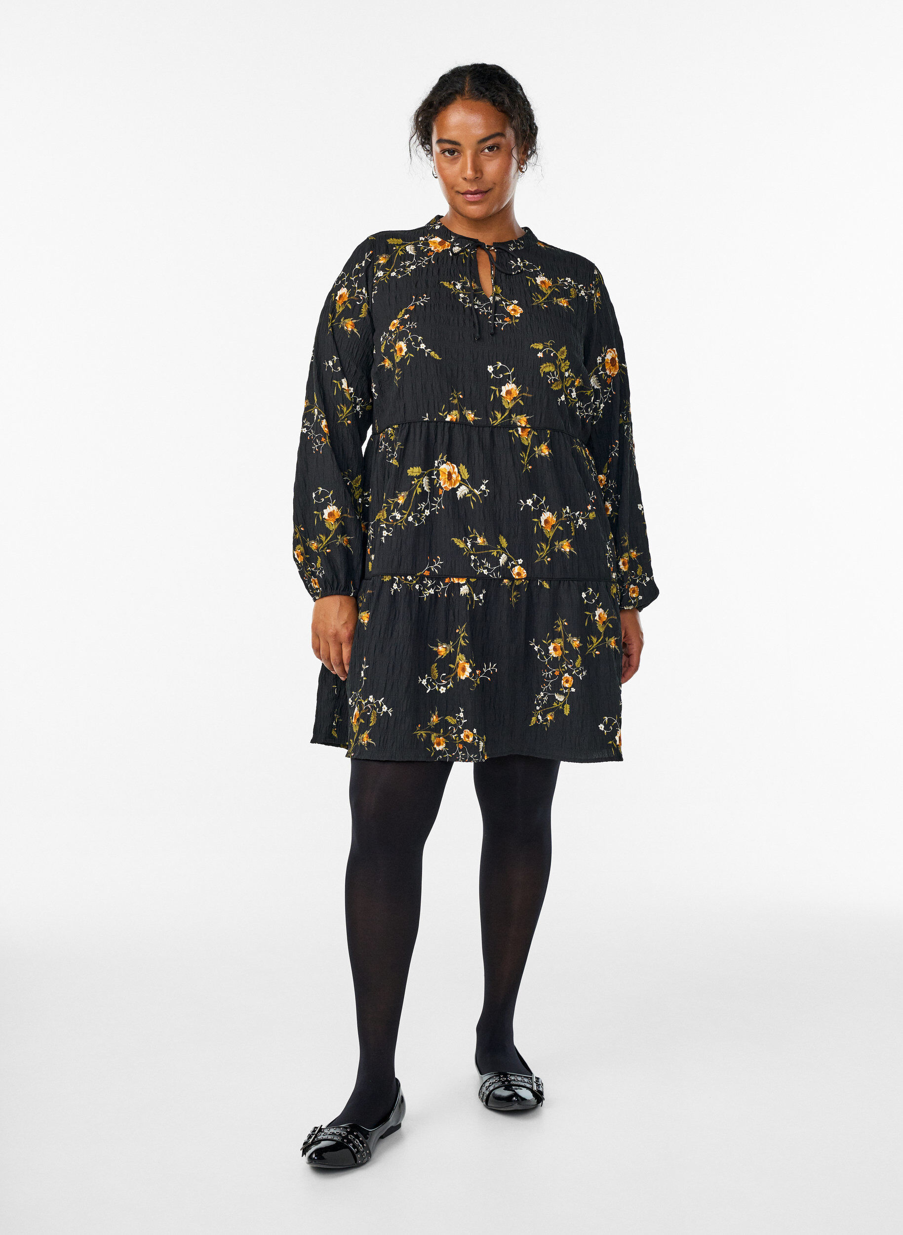 ZizziBlomsterm&oslash;nstret kjole med knytelukking, Svart, Model image number 1