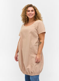 Kortermet kjole i bomull, Light Taupe, Model