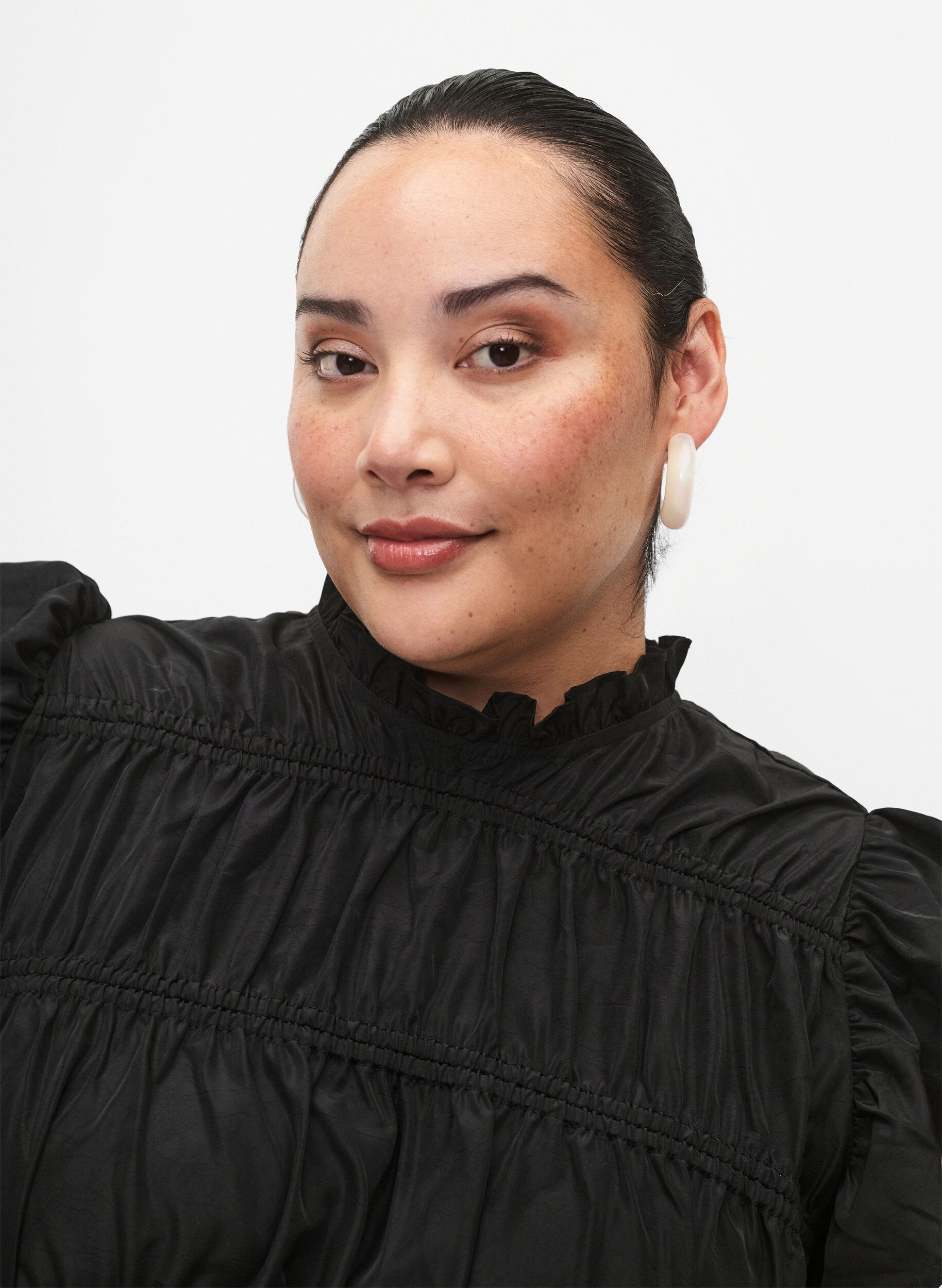 Zizzi Kjole med volanger og elastiske kuttelinjer, Black, Model image number 3