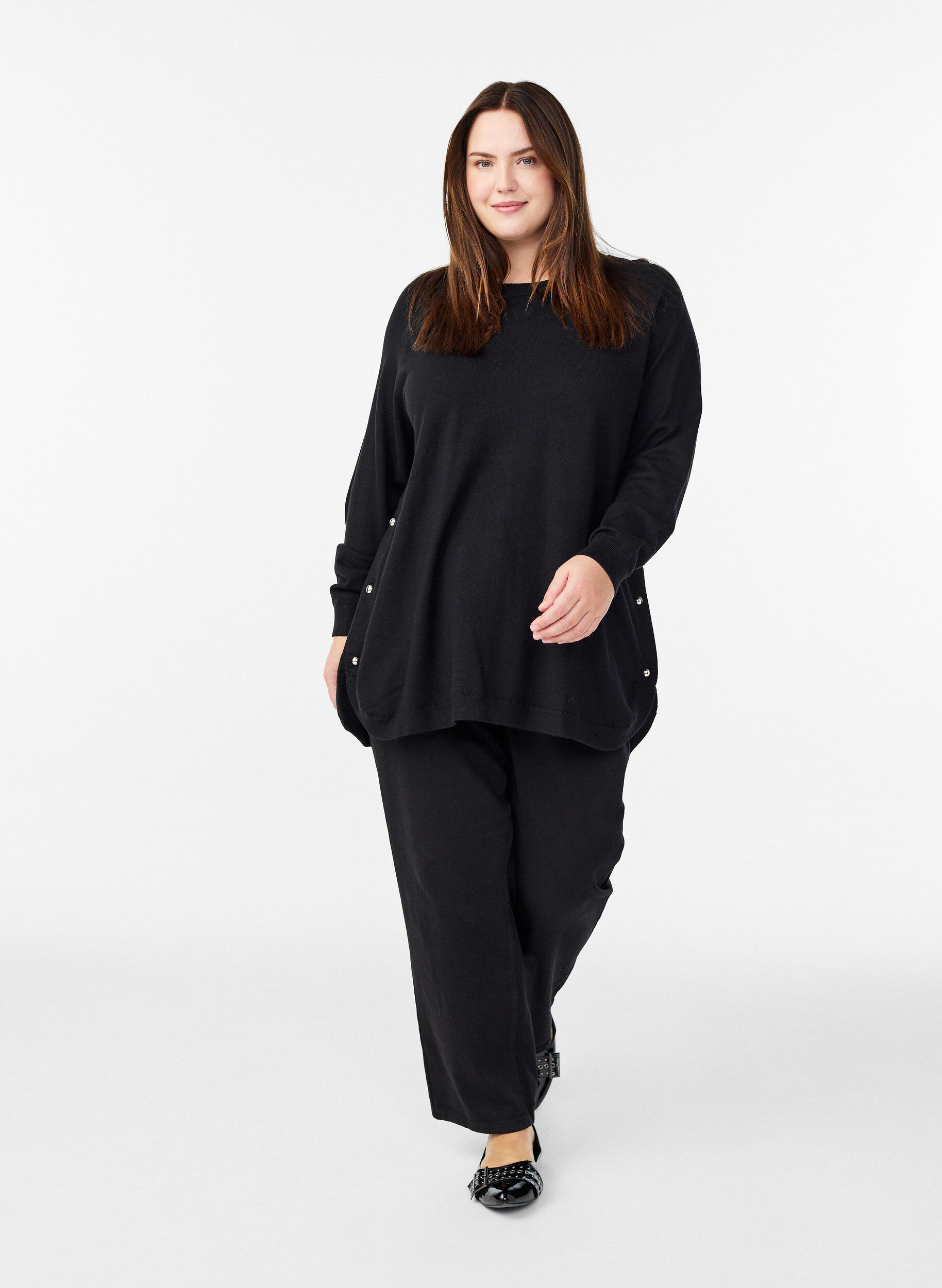 ZizziStrikkebluse med knapper i sidene, Svart, Model image number 1