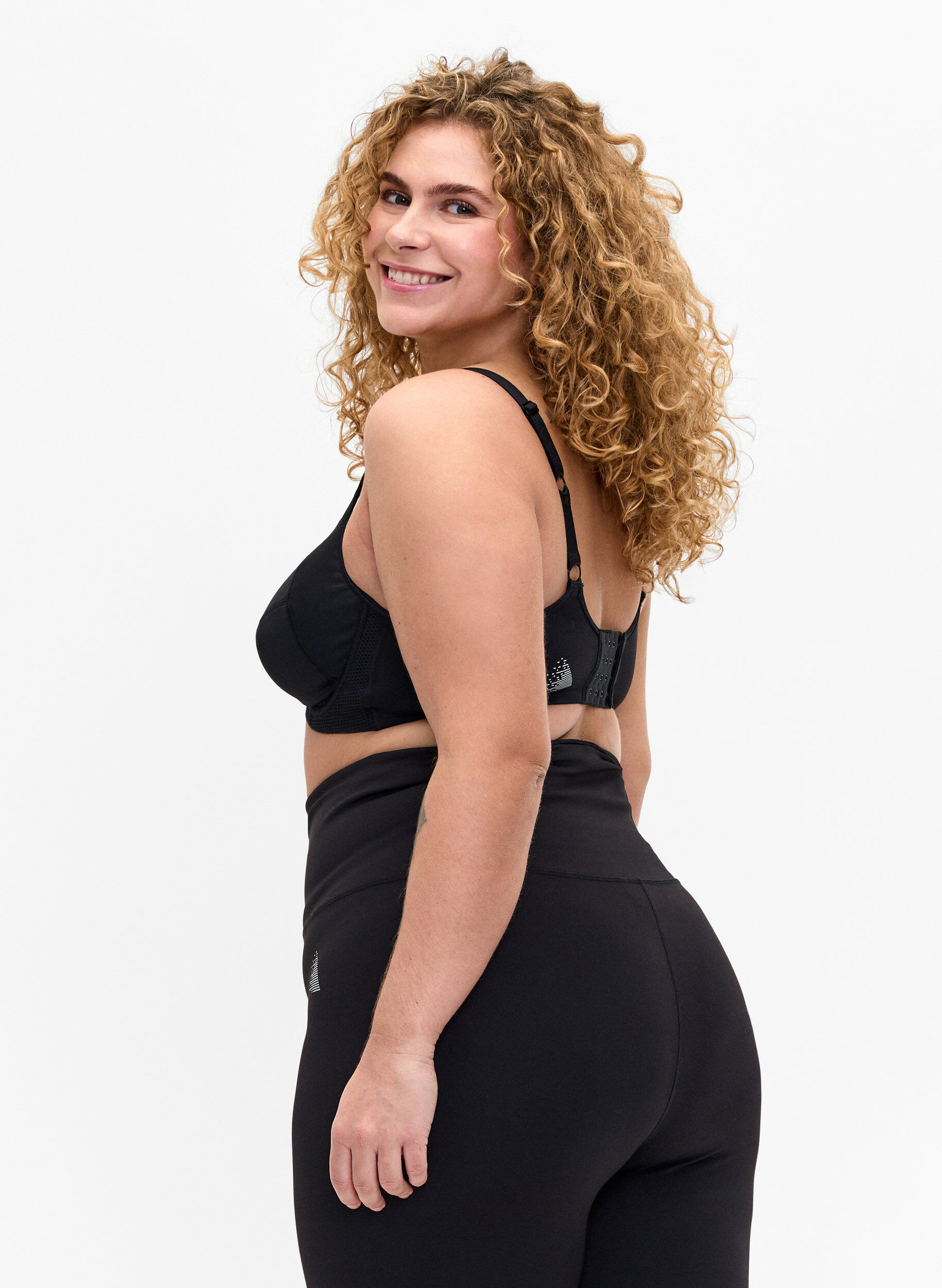 Zizzi CORE, HIGH SUPPORT WIRE BRA - Sportsbh med b&oslash;yle, Svart, Model image number 2