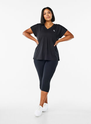 Zizzi Løstsittende trenings-t-skjorte med V-hals, Svart, Model image number 1
