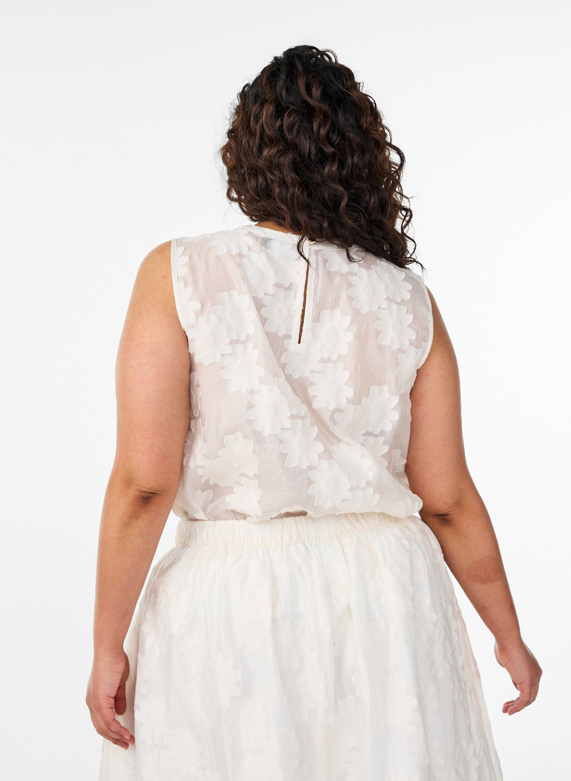 Zizzi Ermel&oslash;s topp i jacquard med en blomstrete tekstur, Vanilje, Model image number 2