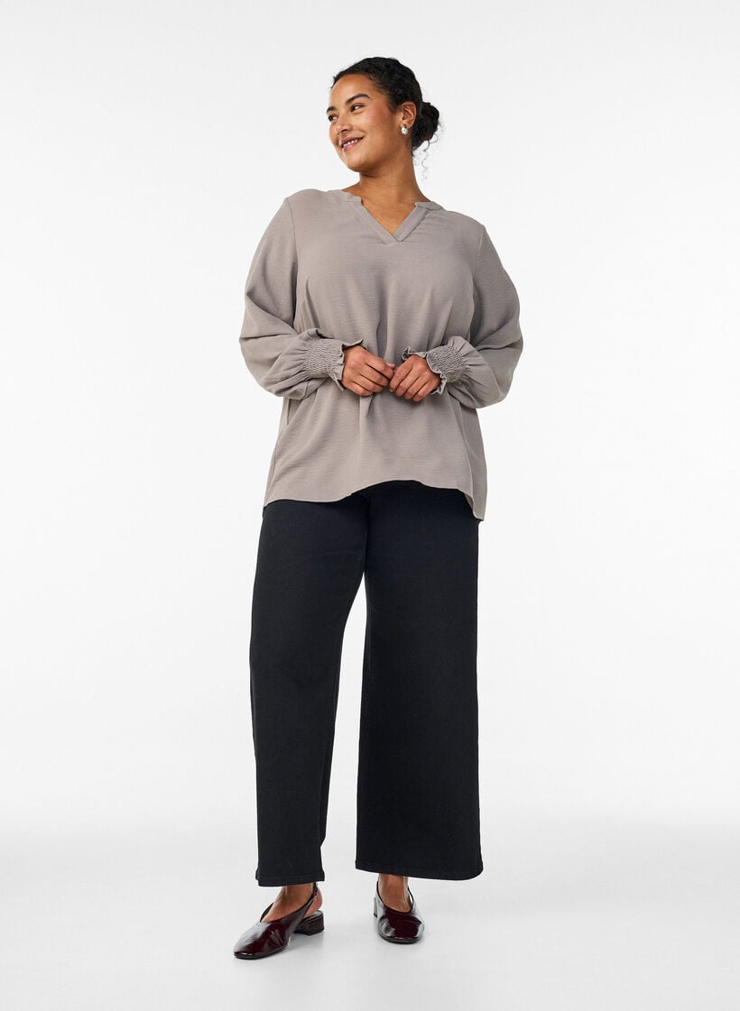 Bluse med smockmansjetter og V-hals, Beige, Model image number 1