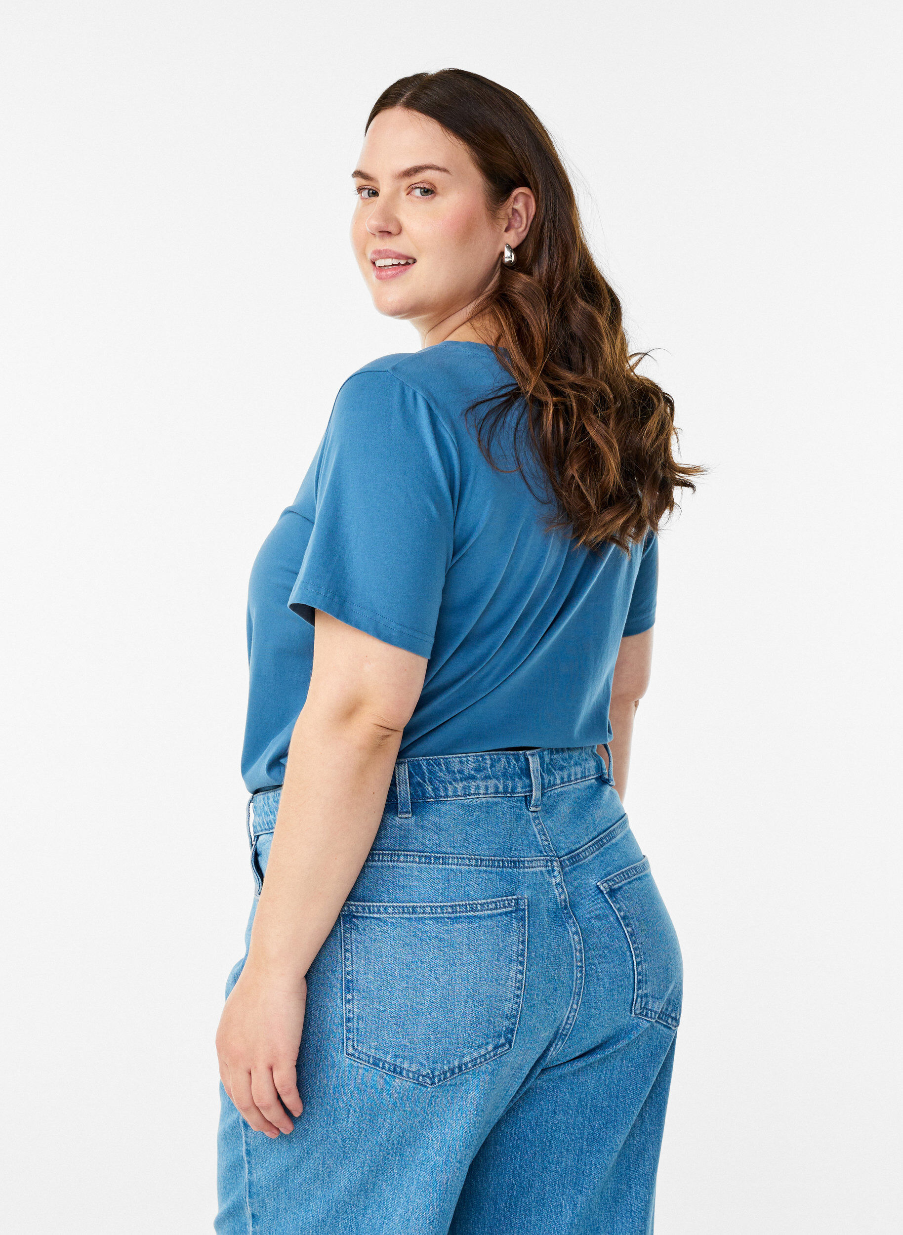 Zizzi Ensfarvet basis T-skjorte i bomull, Gr&aring;, Model image number 2