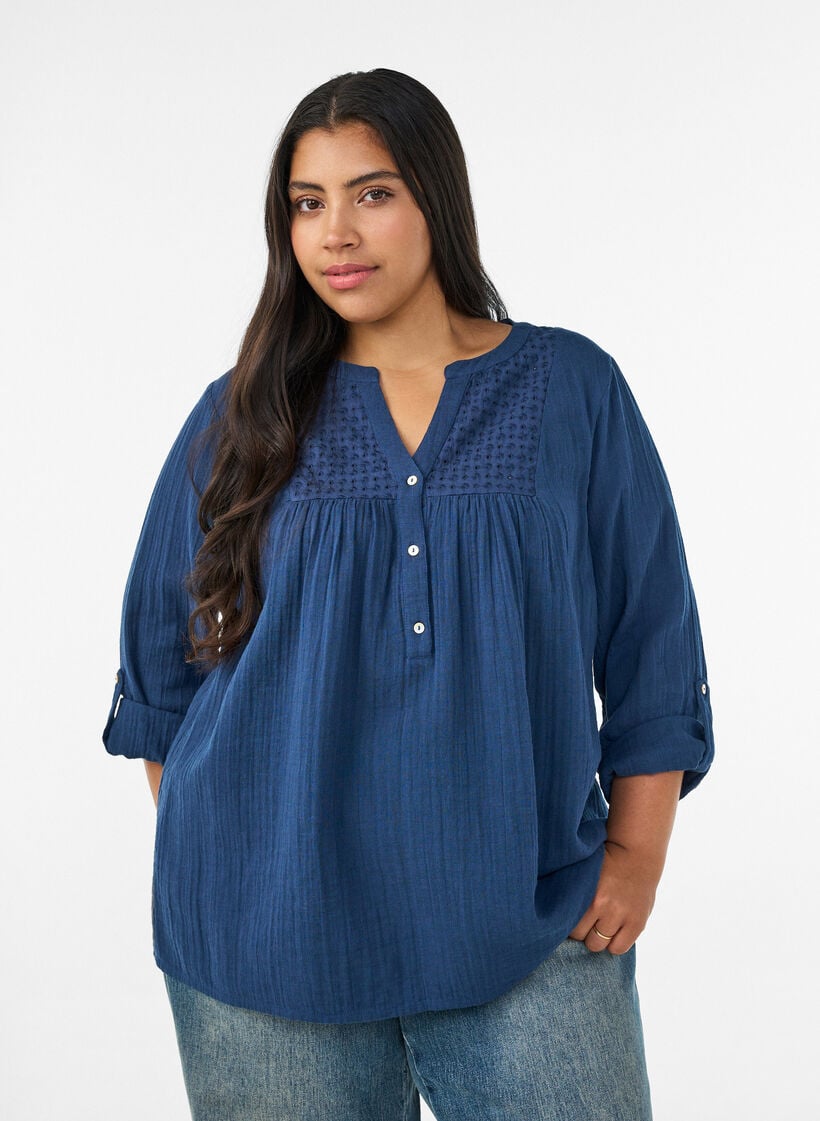 Bluse i bomullsmuslin med broderie anglaise, Bl&aring;, Model image number 0