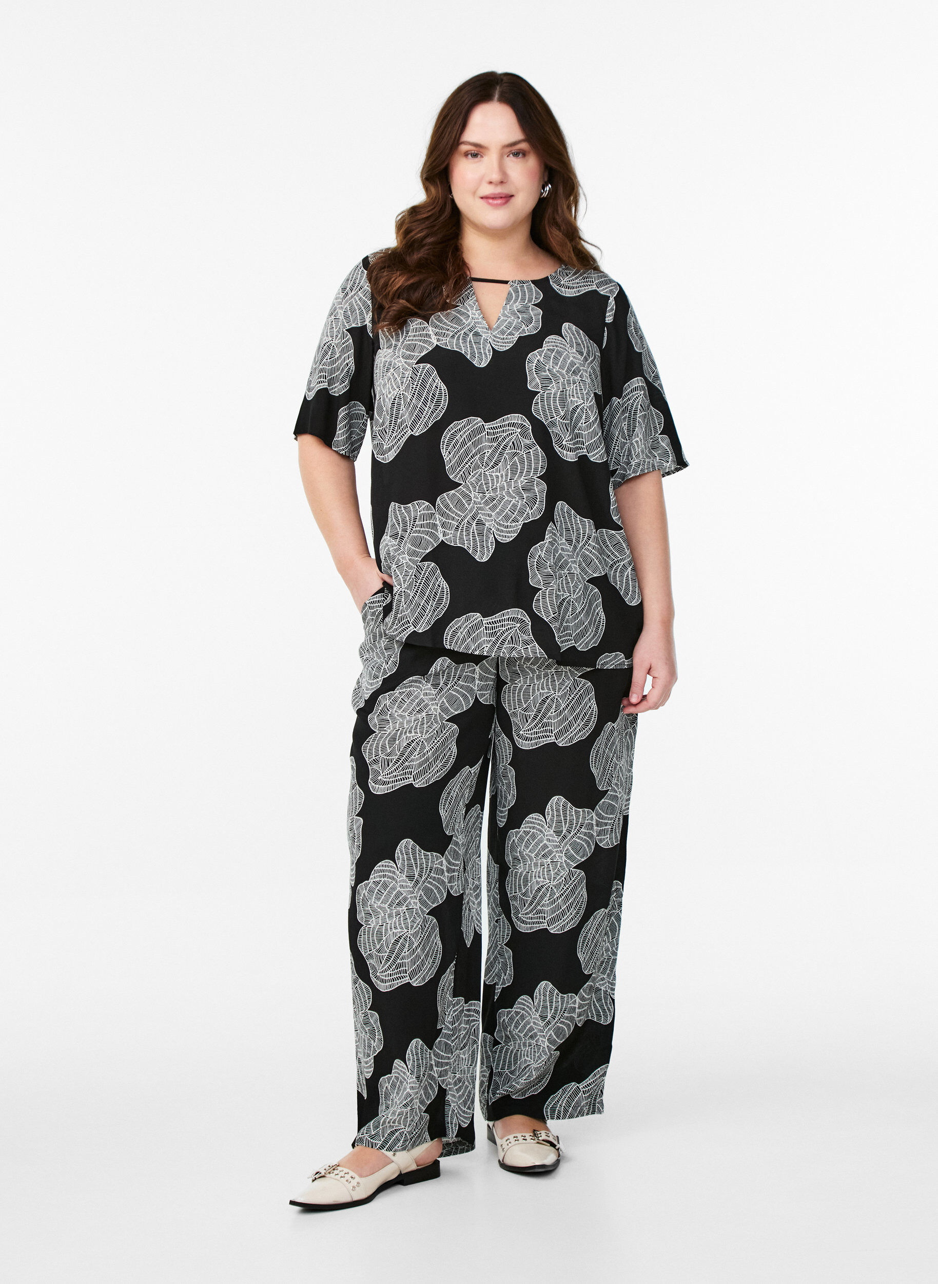 Zizzi Short sleeve Viscose Bluse med utskrift, Svart, Model image number 1