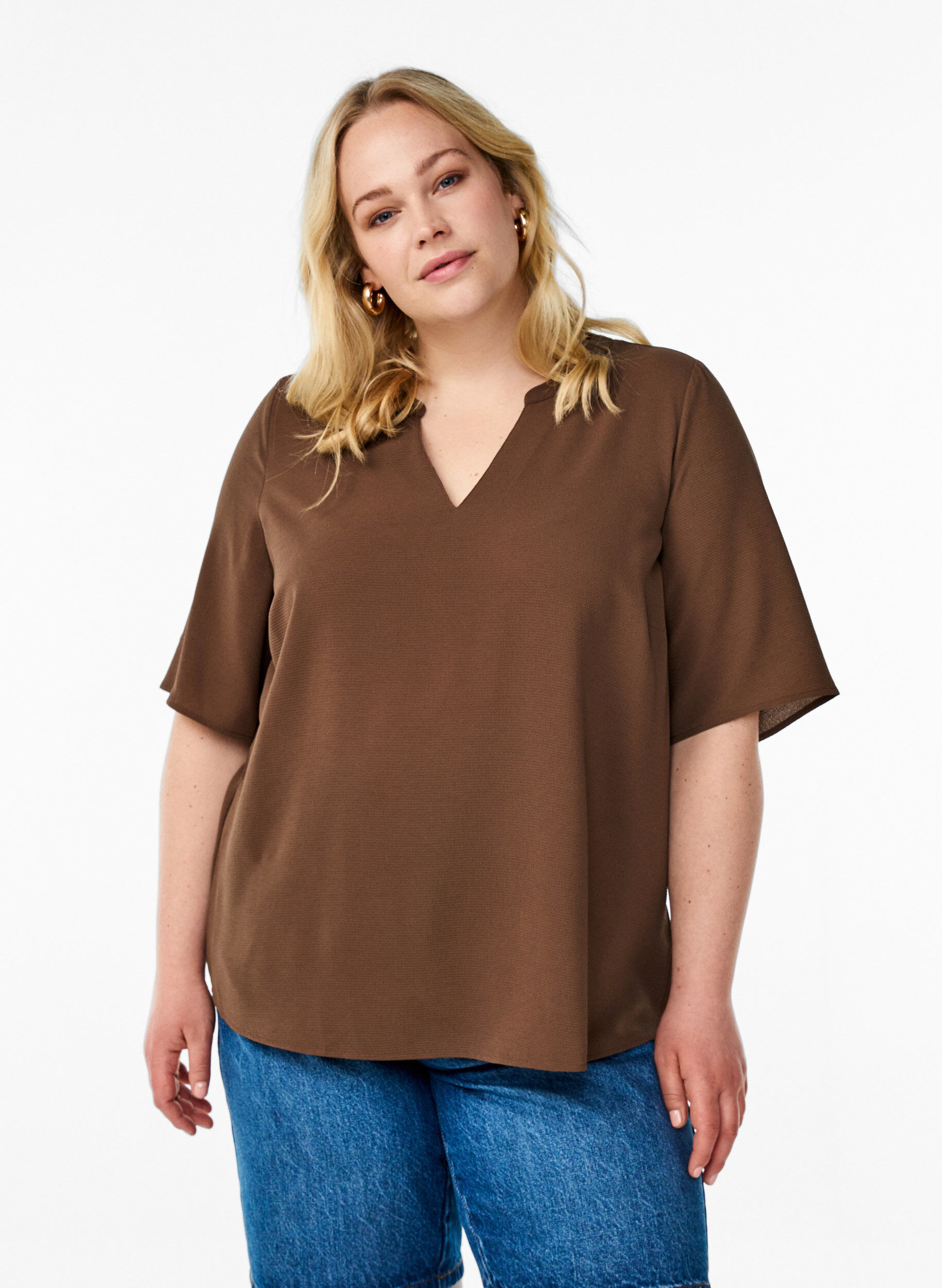 Zizzi Kortermet bluse med V-hals, Brun, Model image number 0