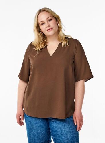 Zizzi Kortermet bluse med V-hals, Brun, Model image number 0