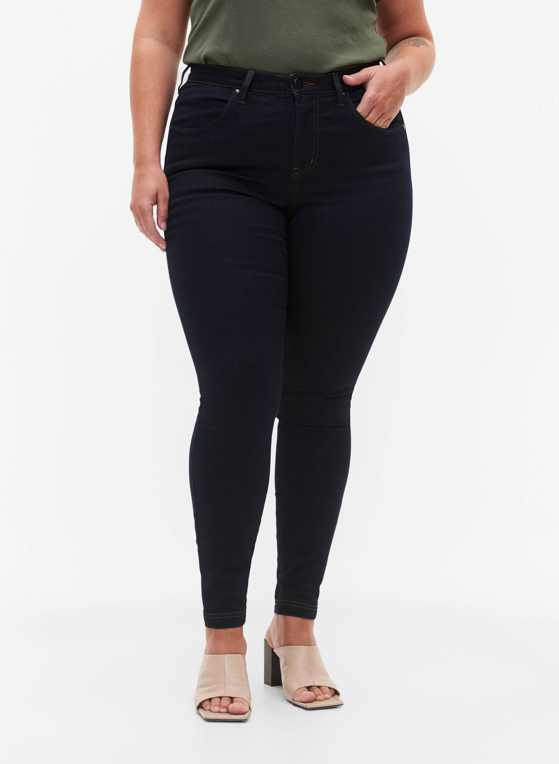 ZizziSuper slim Amy jeans med h&oslash;yt liv, Tobacco Un, Model image number 2