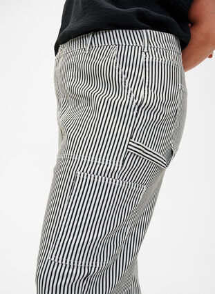 Zizzi Stripete cargojeans med rett passform, Black White Stripe, Model image number 3