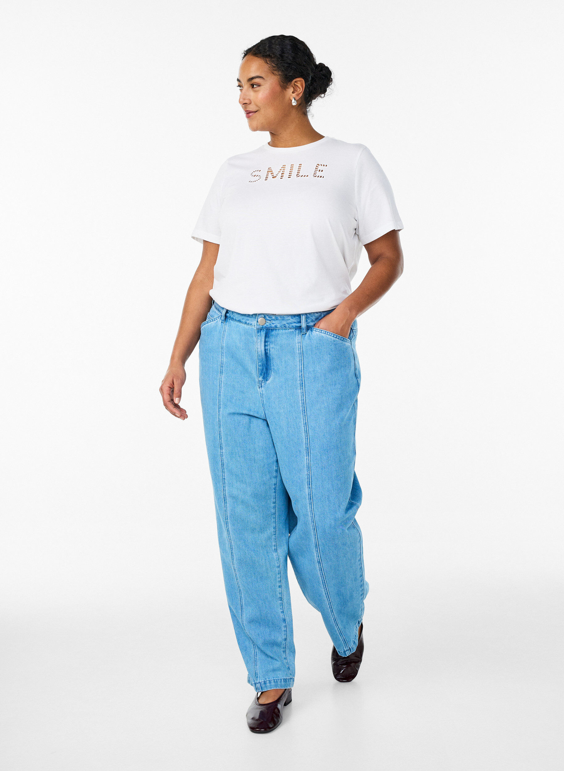 Zizzi Bomulls-T-skjorte med brodert tekst, Hvit, Model image number 1