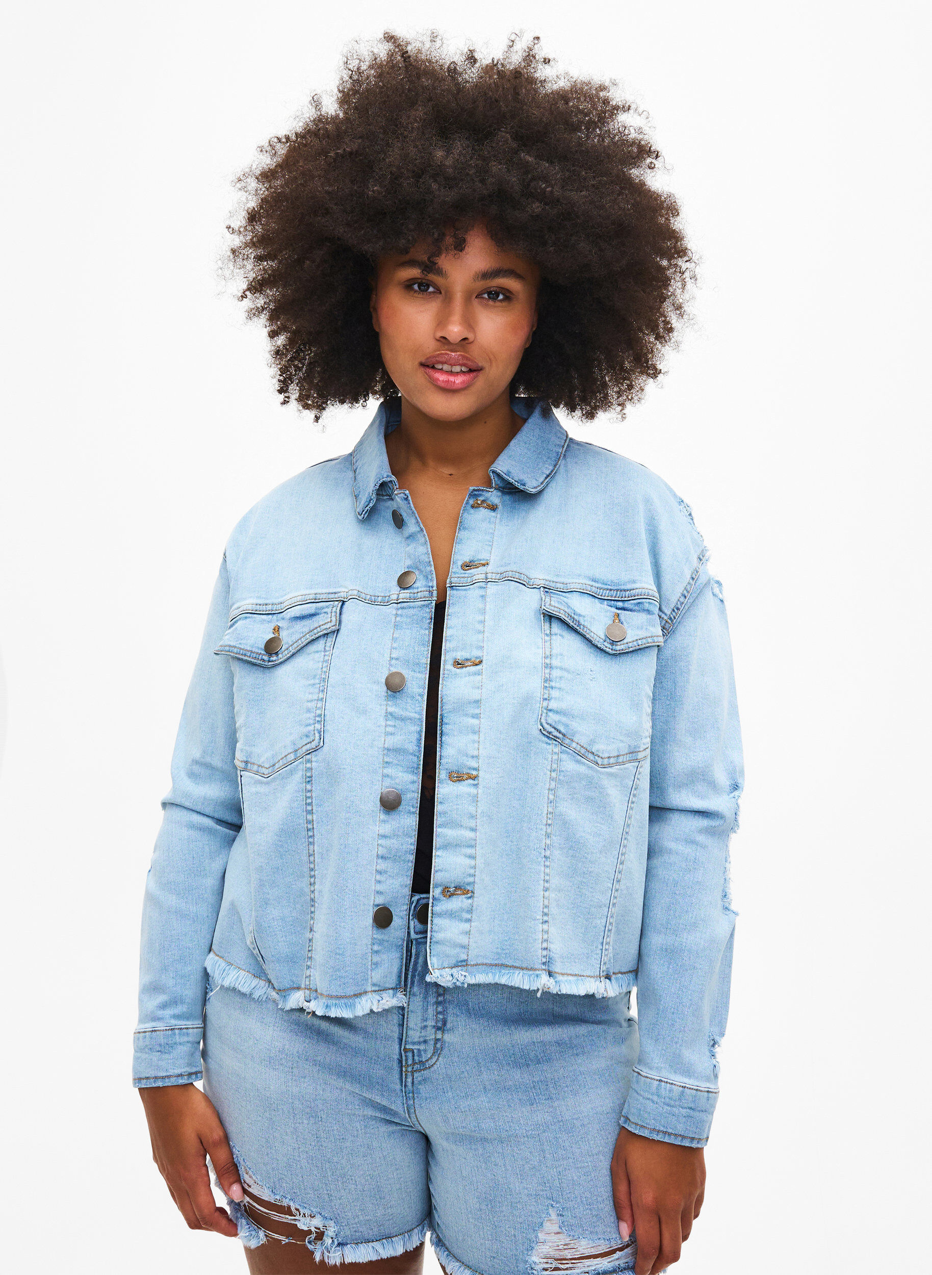 Zizzi Kort dongerijakke med detaljer med slitasje, Light Blue Denim, Model image number 0