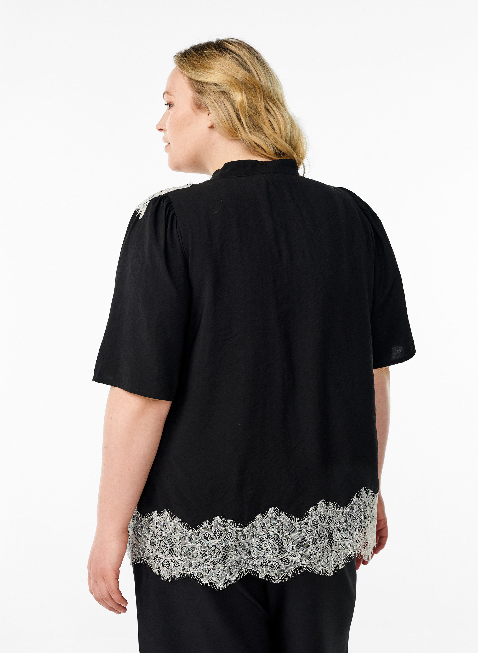 Zizzi Kortermet skjortebluse med blondedetaljer, Svart, Model image number 2