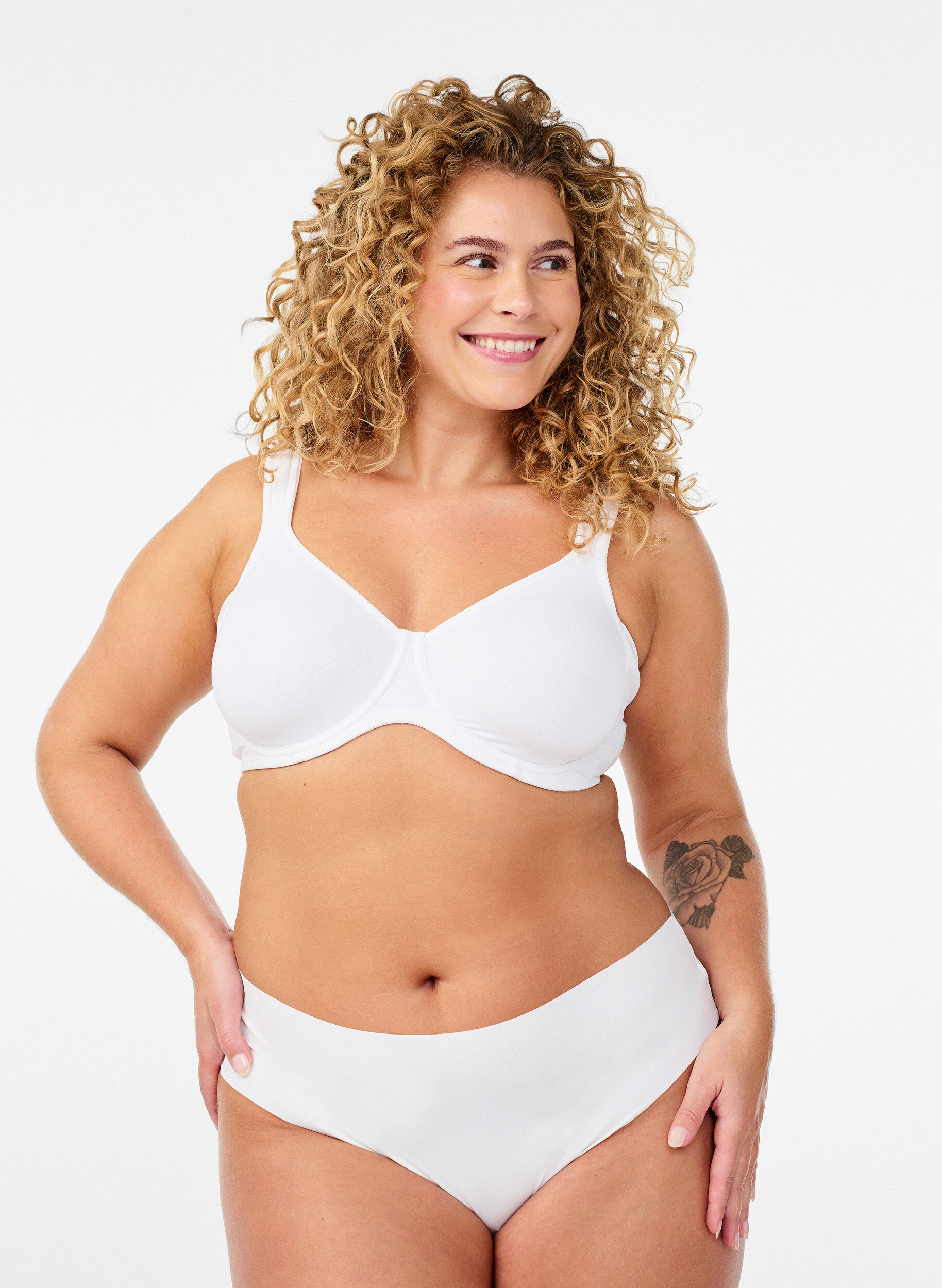 ZizziKomfort-BH med b&oslash;yle og formede sk&aring;ler, Hvit, Model image number 1