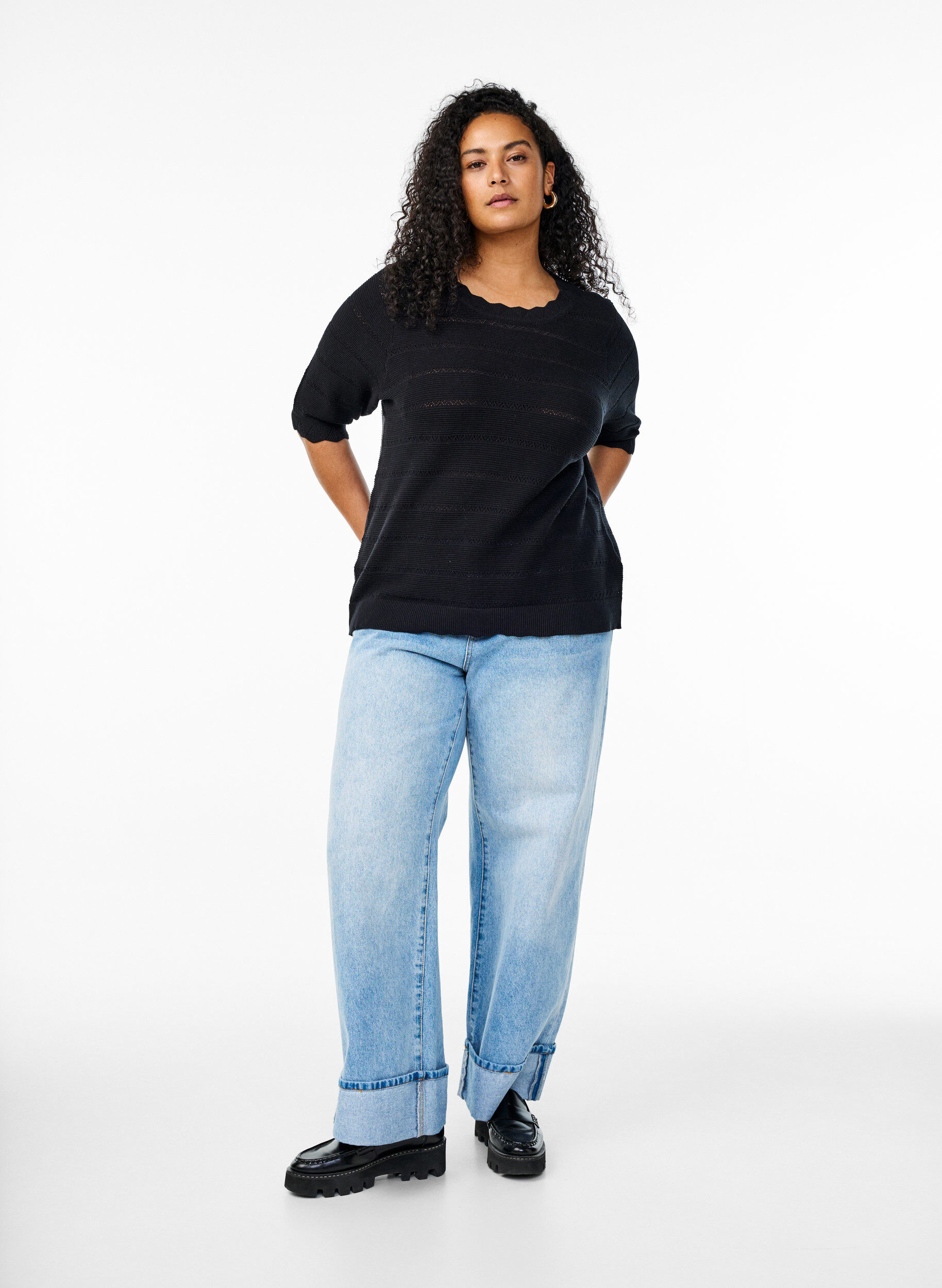 Zizzi Strikket bluse med stripet hullm&oslash;nster og korte ermer, Svart, Model image number 1