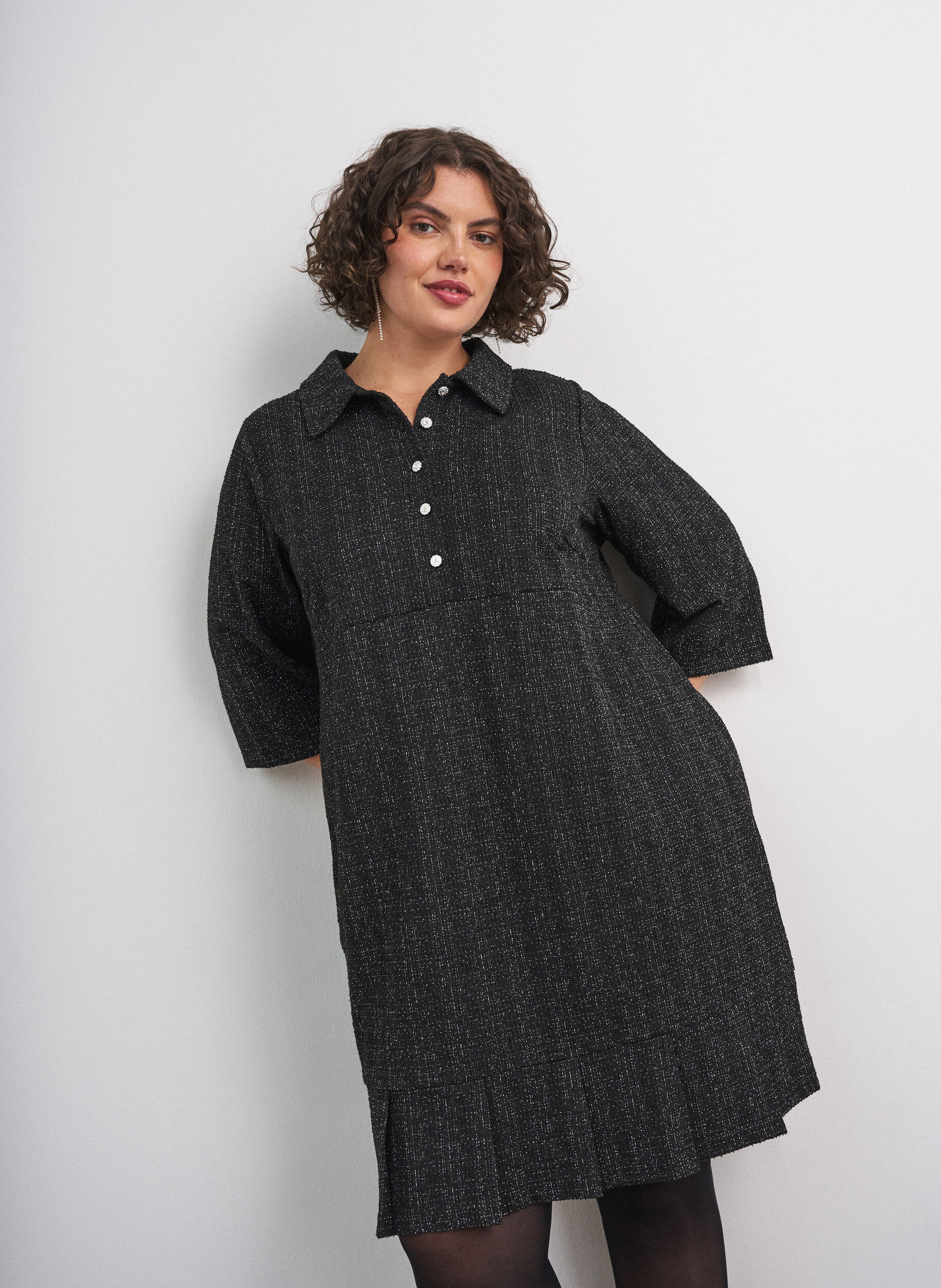 ZizziKort boucl&eacute; kjole med dekorative knapper, Svart, Model image number 0